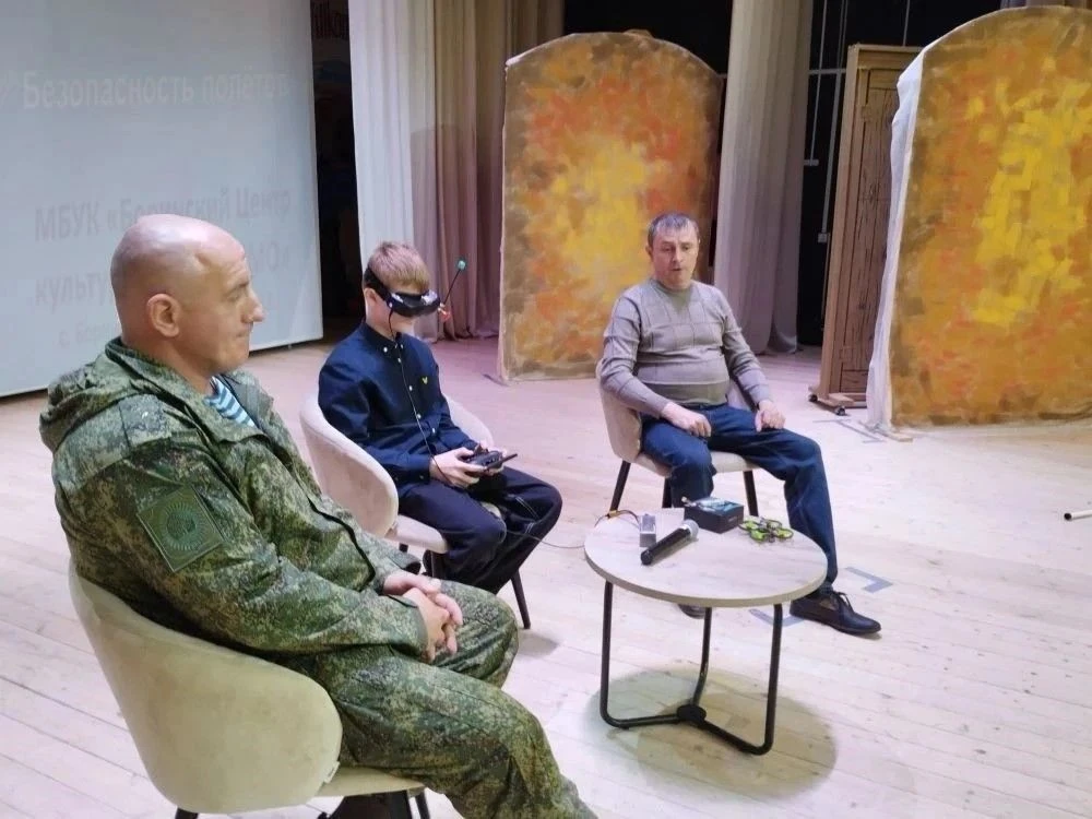 📍 16 апреля в МБУК «Боринский ЦКиД» прошёл увлекательный мастер‑класс по основам управления беспилот