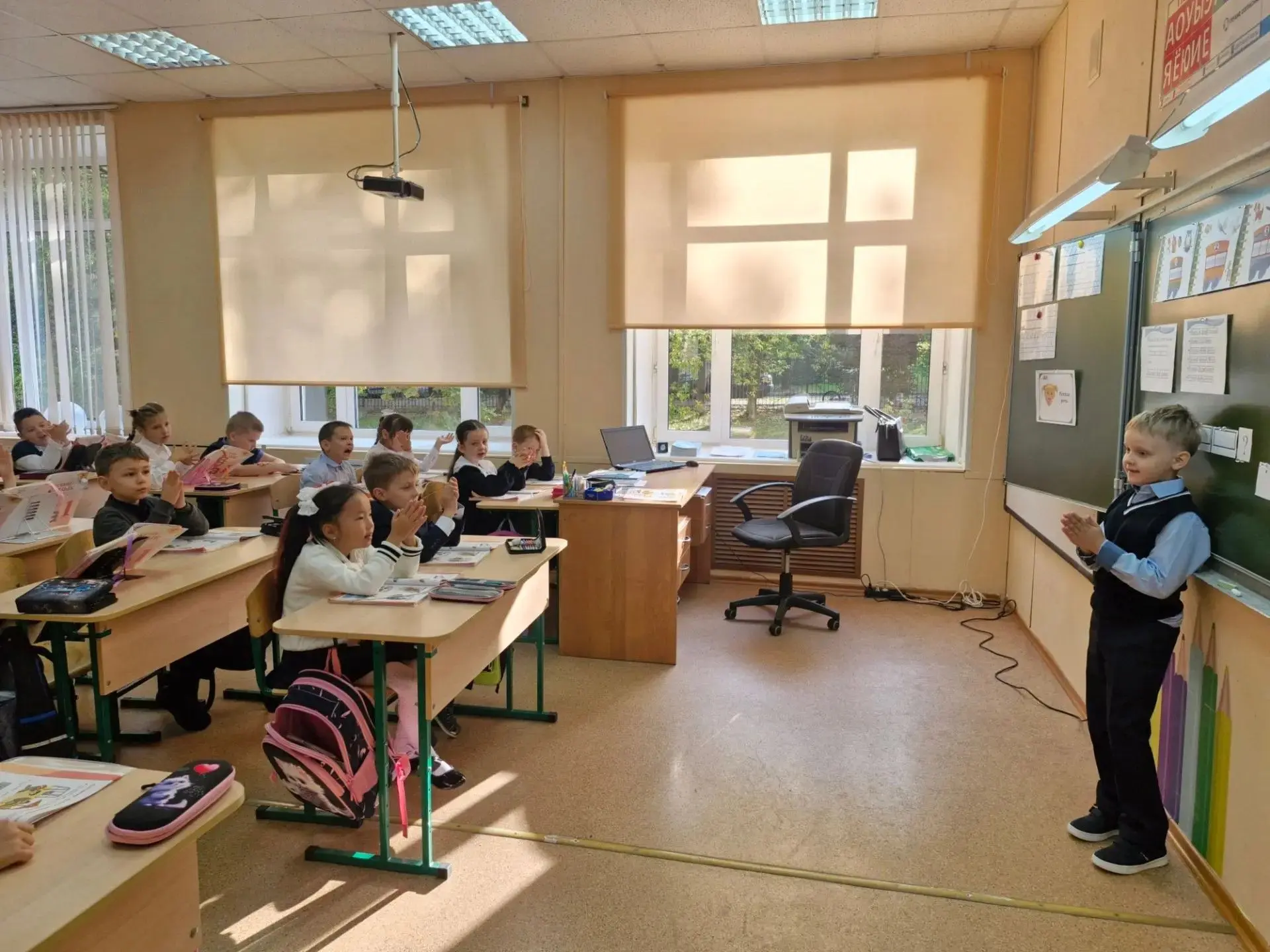 Вчерашние малыши уже совсем взрослые! В 1 "Б" классе ребята знакомятся с Азбукой. Впере...