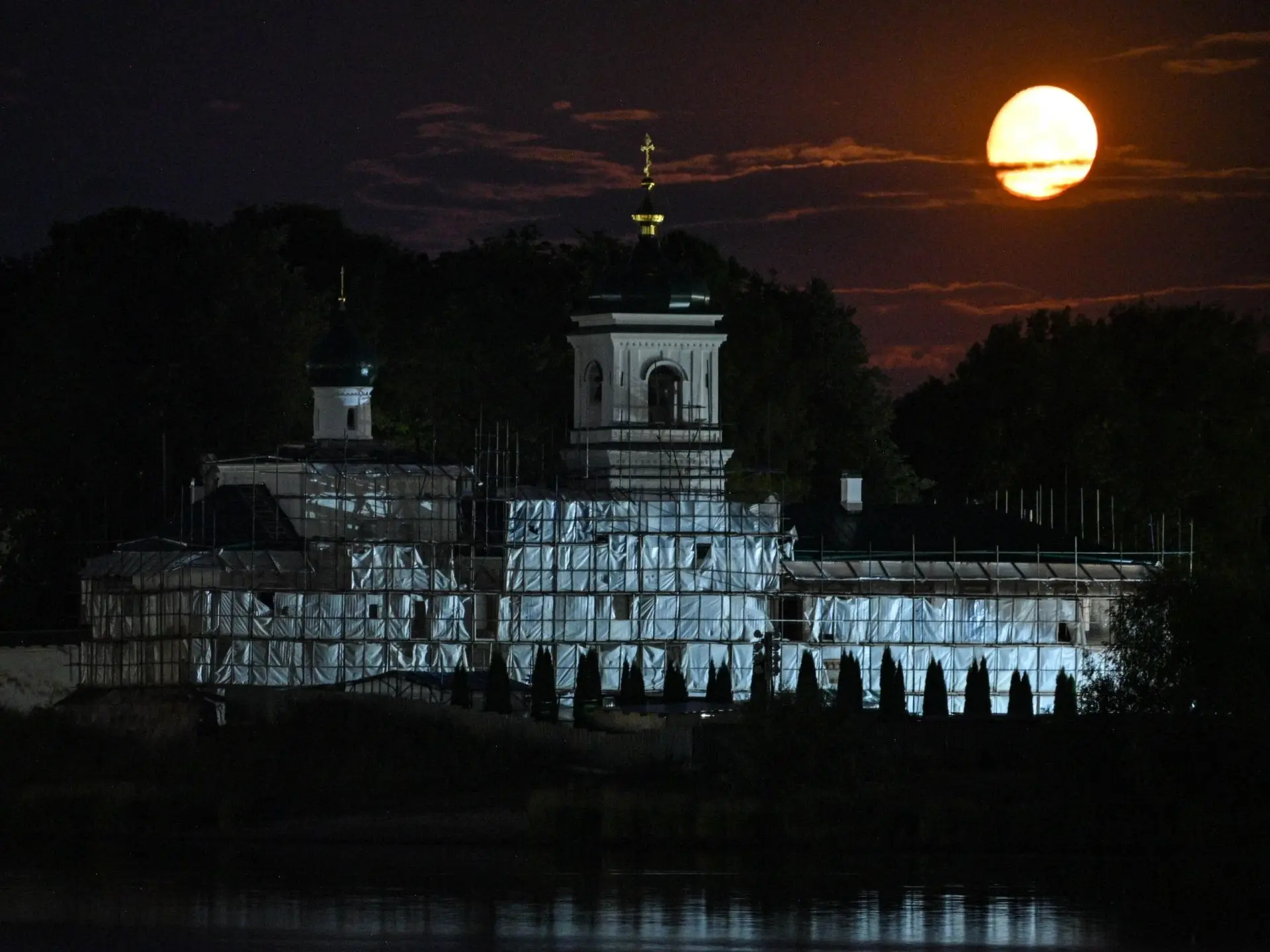 А сегодня Луна над Мирожским монастырём такая.

Фото: Михаил Прохоренко