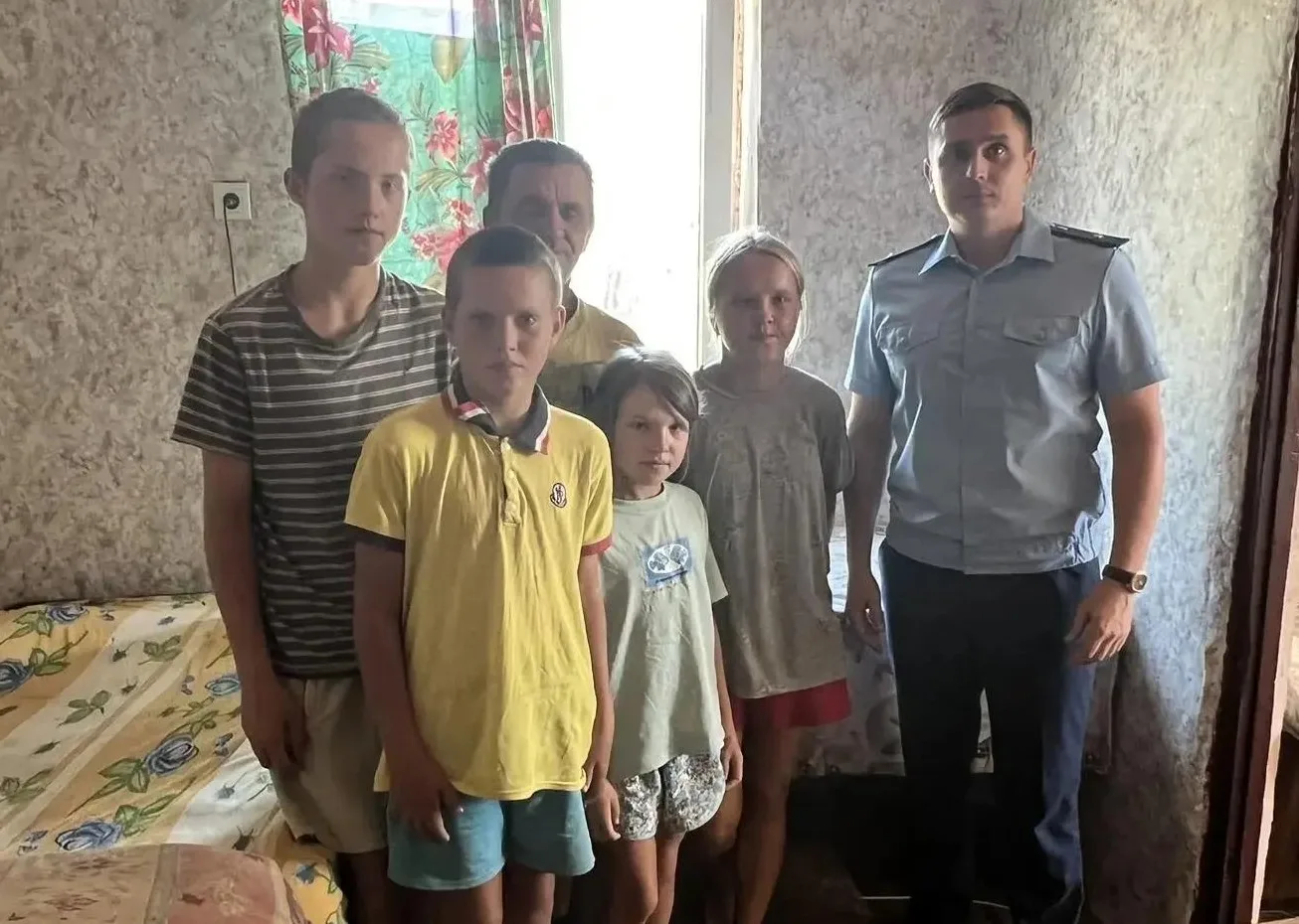 ❗️Прокурор Каховского района посетил многодетную семью, проживающую в отдаленном населе...