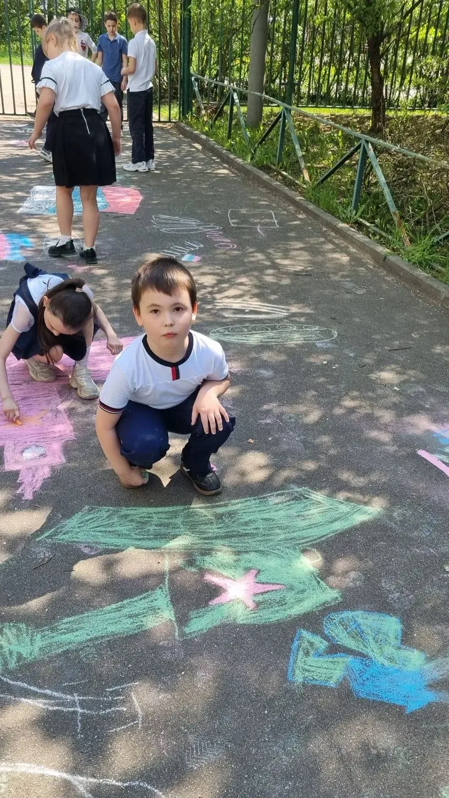 🎨 В преддверии 9 Мая ученики начальной школы устроили яркое творческое мероприятие — рисовали на асф