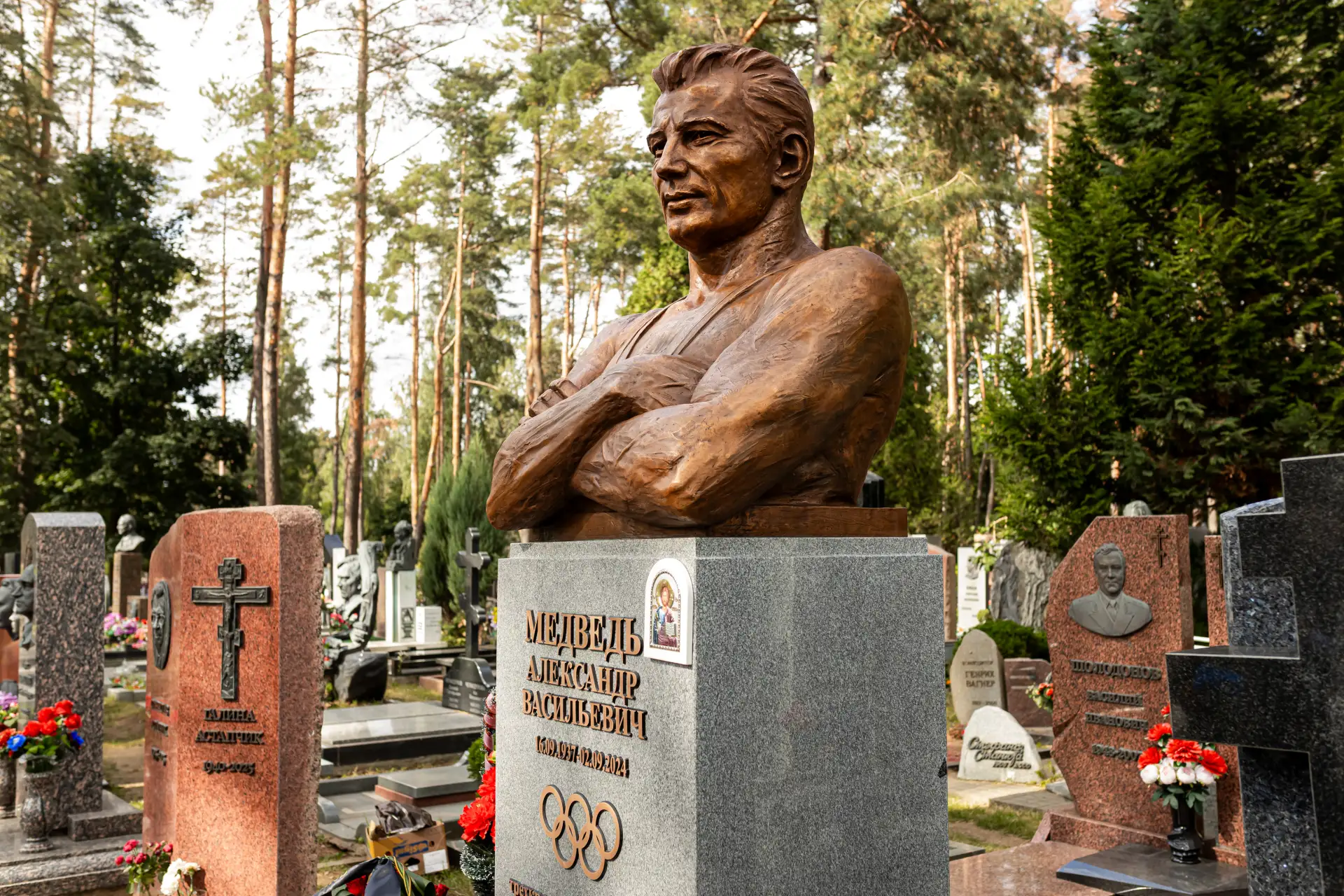 В Минске открыт памятник Александру Медведю