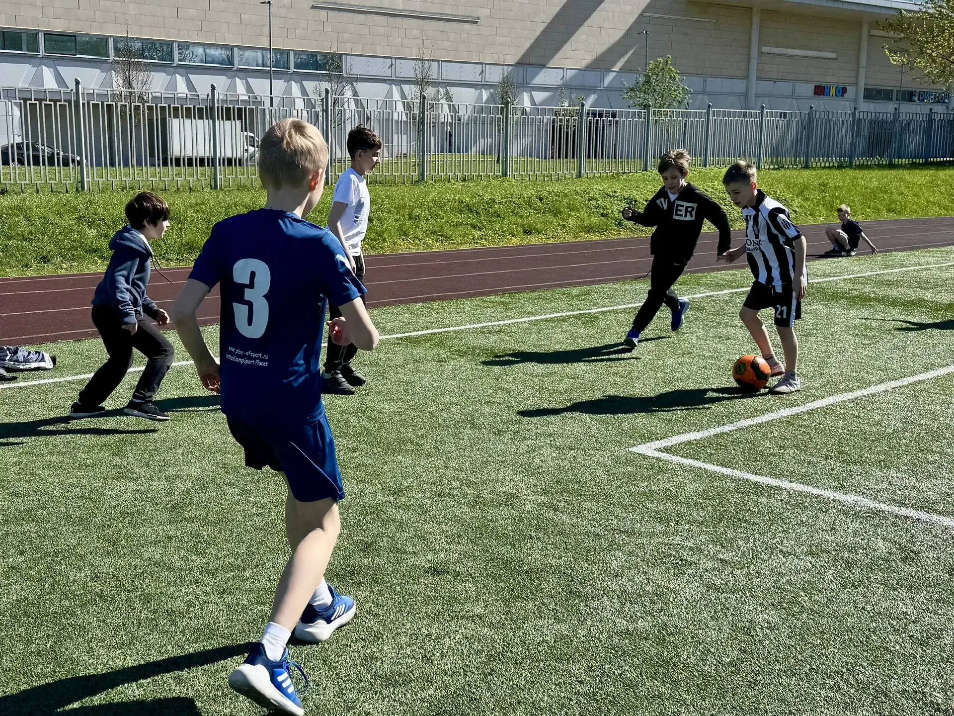 ⚽ ФУТБОЛ, АЗАРТ И ДВА ЧЕТВЕРТЫХ КЛАССА   На футбольном поле встретились два четвёртых класса — 4.2 и
