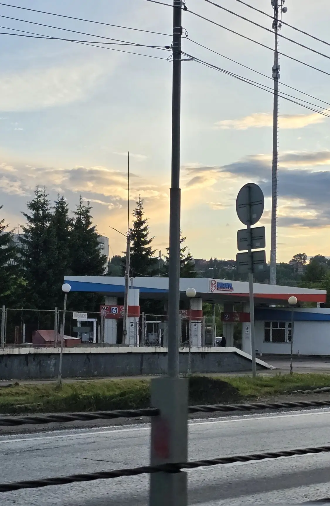 Не понимаю,  в Яхроме живу уже лет 15 и просто боюсь заезжать на зиму АЗС.
Она нормальная в целом?!
