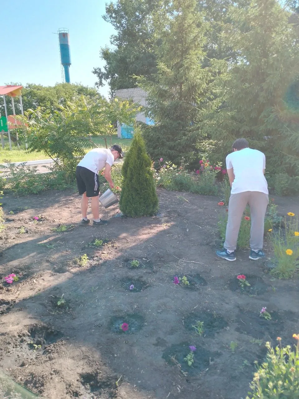Сегодня в пришкольном лагере прошел насыщенный и праздничный день, посвященный Дню России. День нача