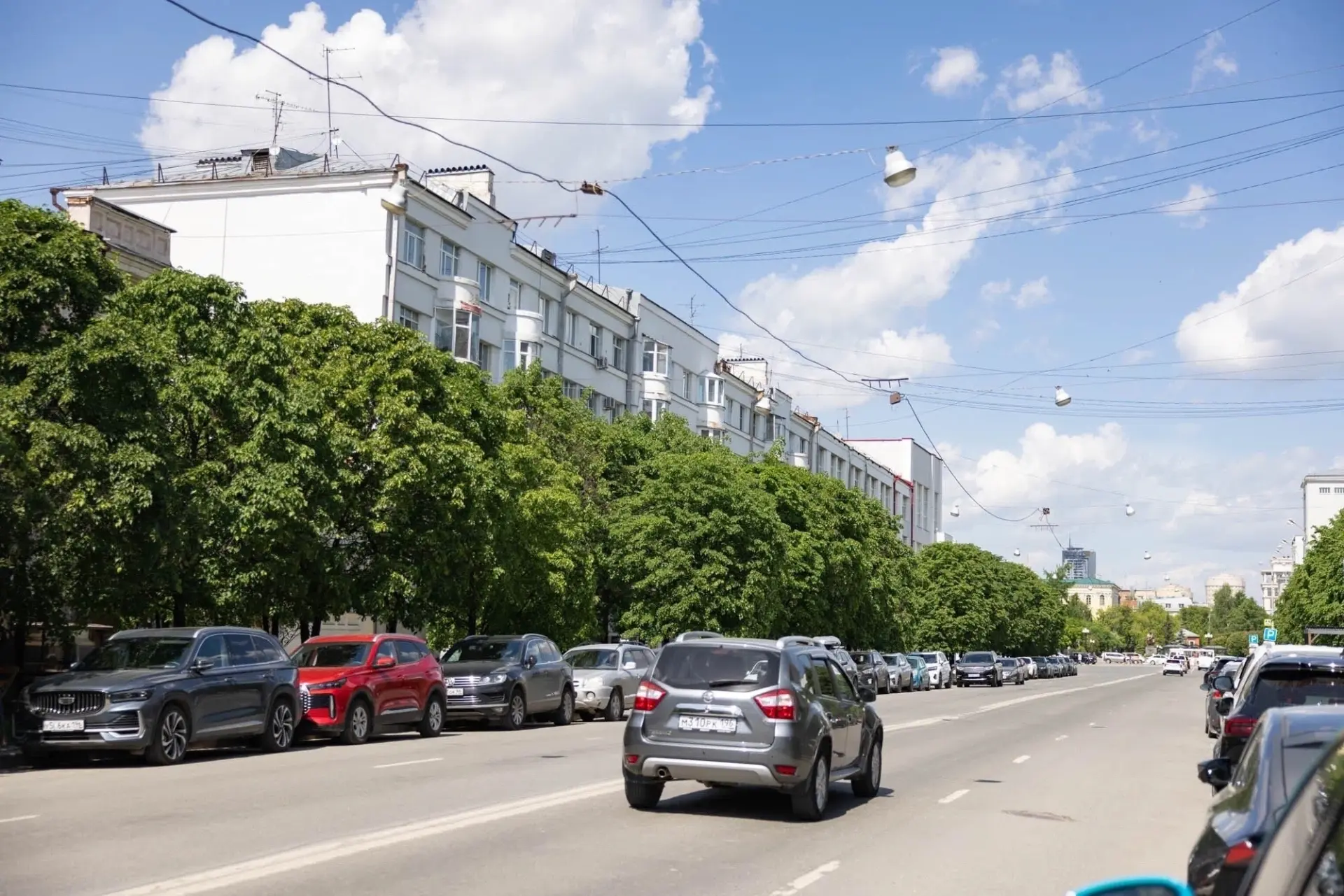 В Екатеринбурге на улице Пушкина появится новая пешеходная аллея для прогулок. 🚶‍♂️🌳😊

Проезжая ч