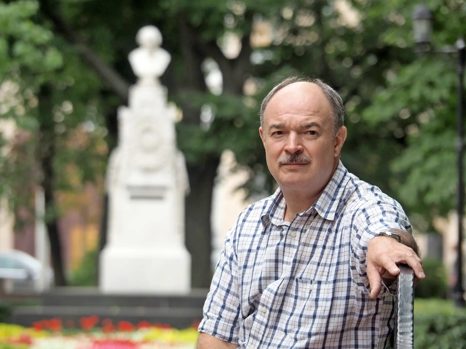 Губернатор Александр Гусев поздравляет с 70-летием Ивана Щелокова, председателя Правлен...