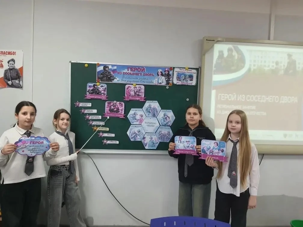 🇷🇺Традиционно утро понедельника началось с подъема Государственного флага Российской Федерации. Геро