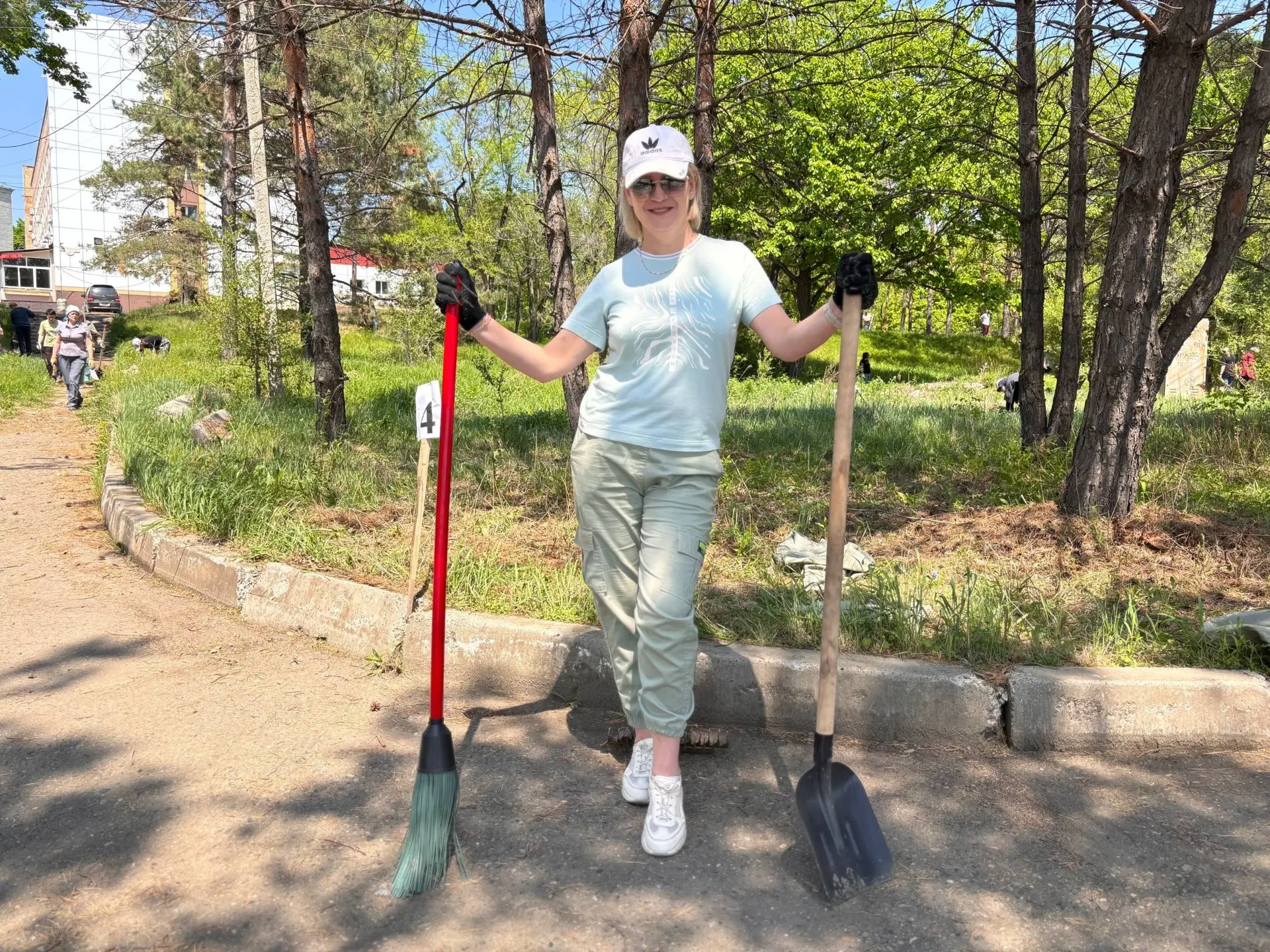 🧹 Сегодня работники администрации округа вышли на субботник!  Уборка прошла на следующих территориях