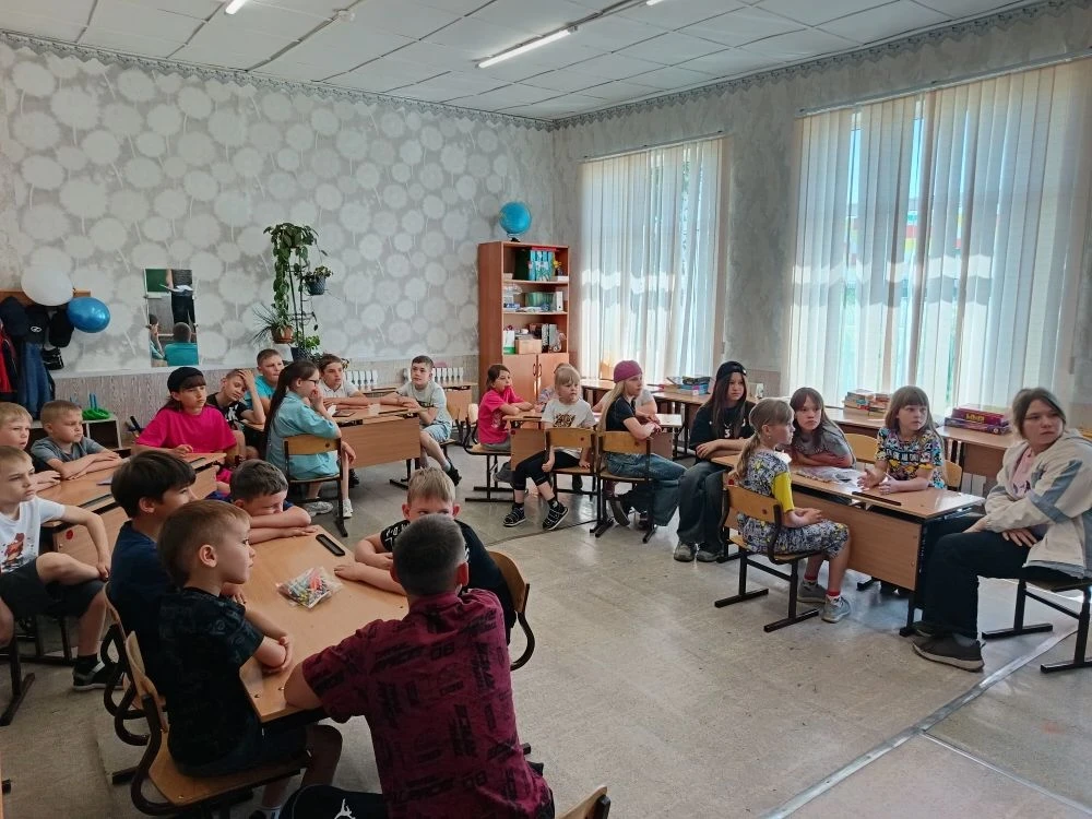 Третий день в нашем школьном летнем лагере «Содружество» прошел под знаком патриотизма ...