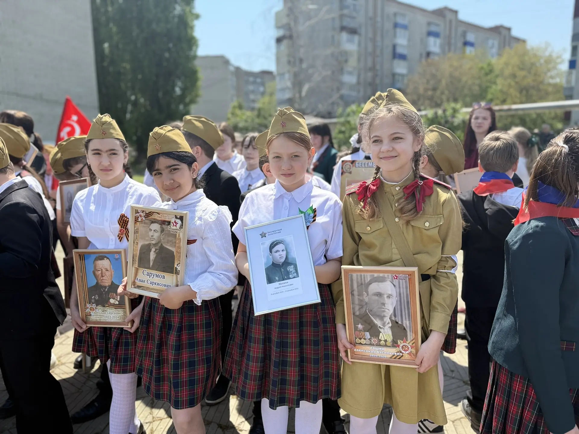 📸🕊 Фотокадры: Бессмертный полк во дворе гимназии!  Наши ученики хранят память и гордятся своими пред