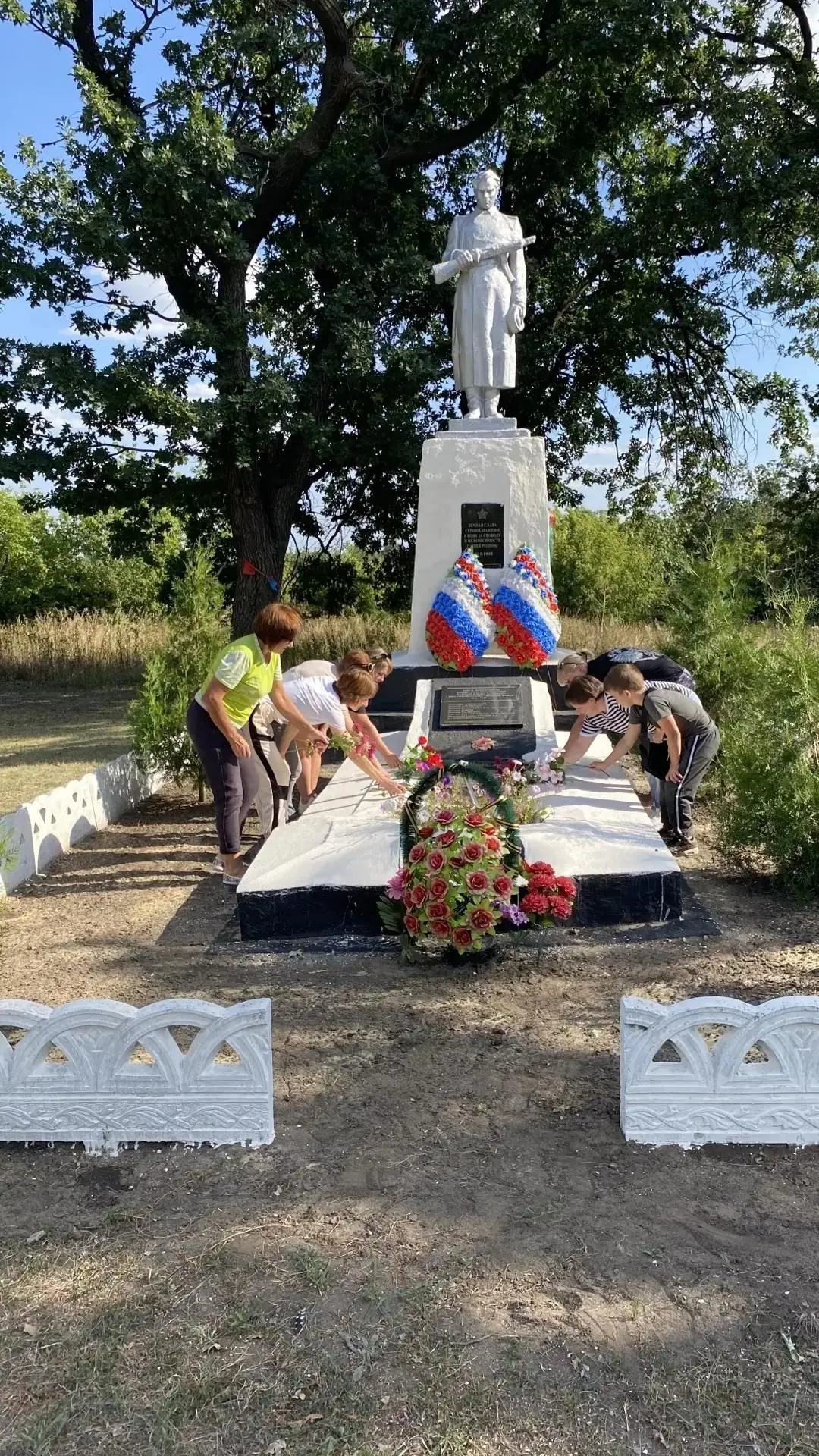 ✅2 сентября в п. Червоный Прапор, на Братской могиле, сотрудники Дома культуры и библио...