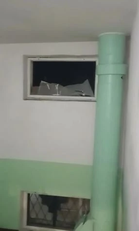 В результате ночного налета волной от взрыва выбило окно на пятом этаже в подъезде на С...