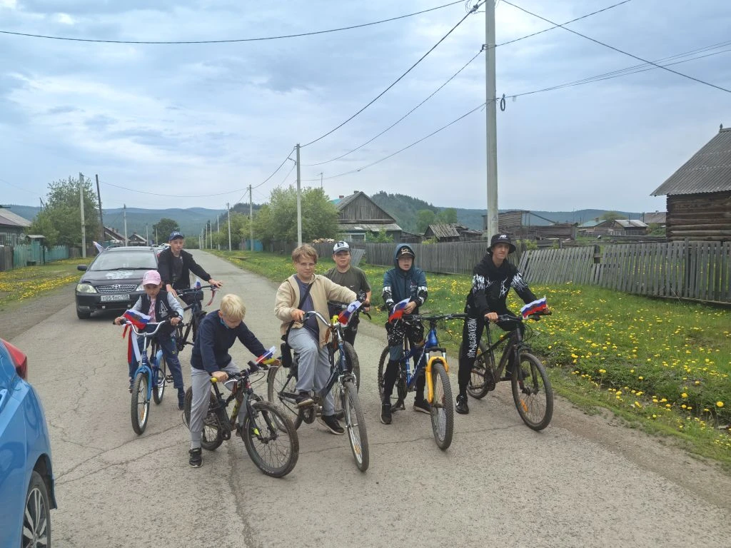 Жители с. Малое Голоустное приняли участие в праздничном велопробеге 🚴🚴‍♀️

Мероприятие проводится