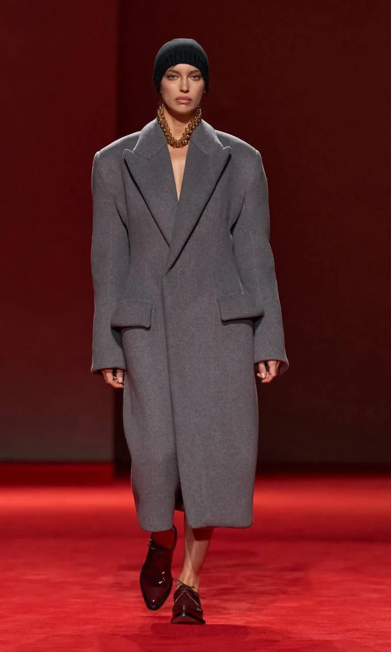 Так, курочки! Bottega Veneta (слева) похоже вдохновились пальто белорусского бренда ZNW...
