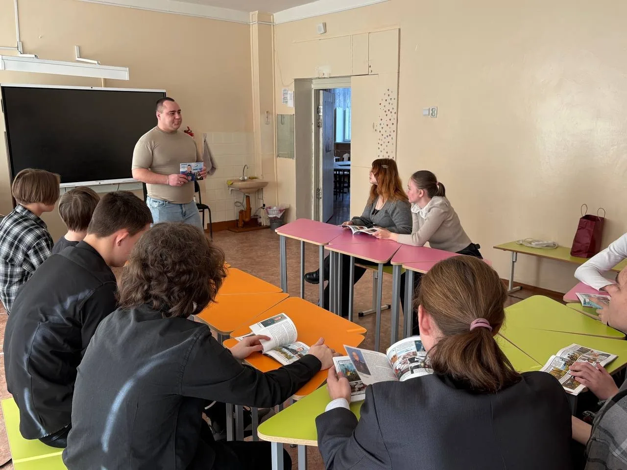 Урок "О героях"  Мы имели возможность познакомиться с новыми сборниками о Героях специальной военной