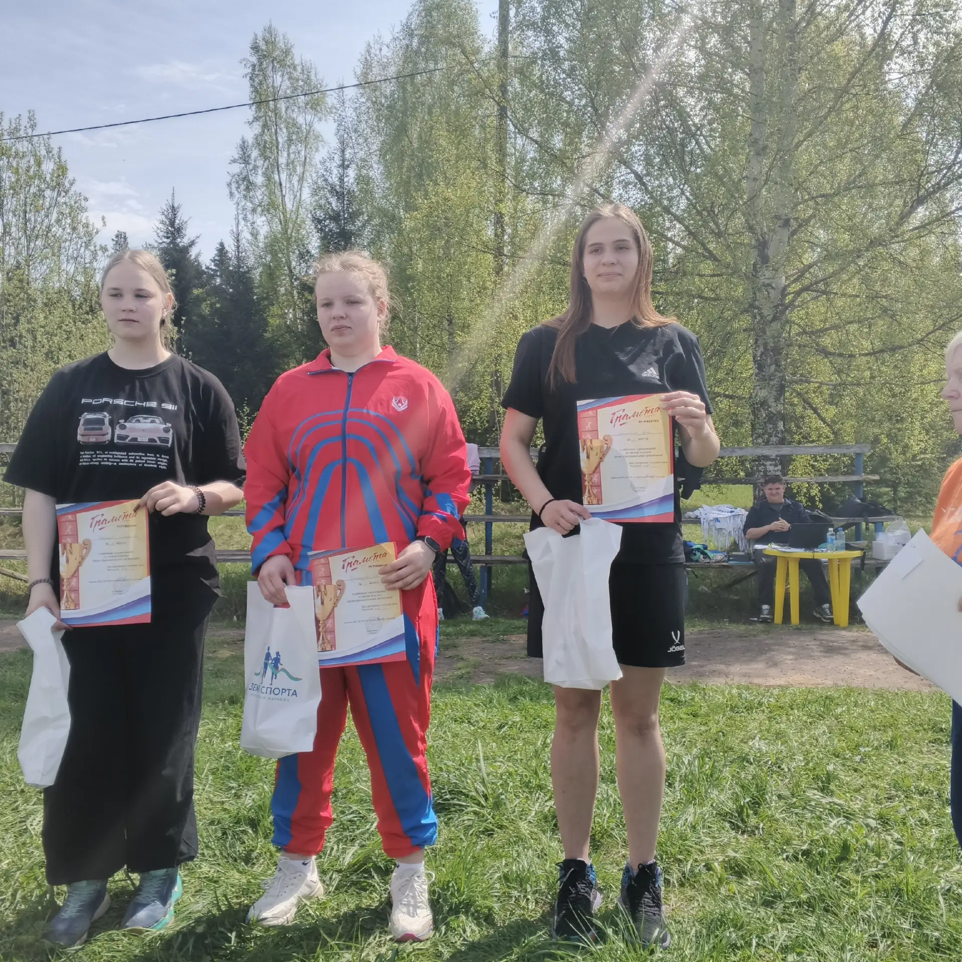 🏅 Наши спортсмены — гордость школы на районных соревнованиях по лёгкой атлетике!