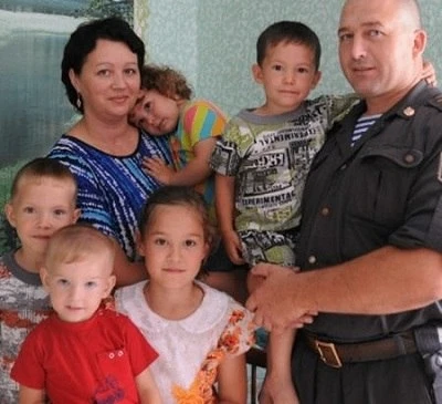 Полицейский из Алтайского края спас двоих детишек, а затем усыновил их  Трехлетний Максим и двухлетн