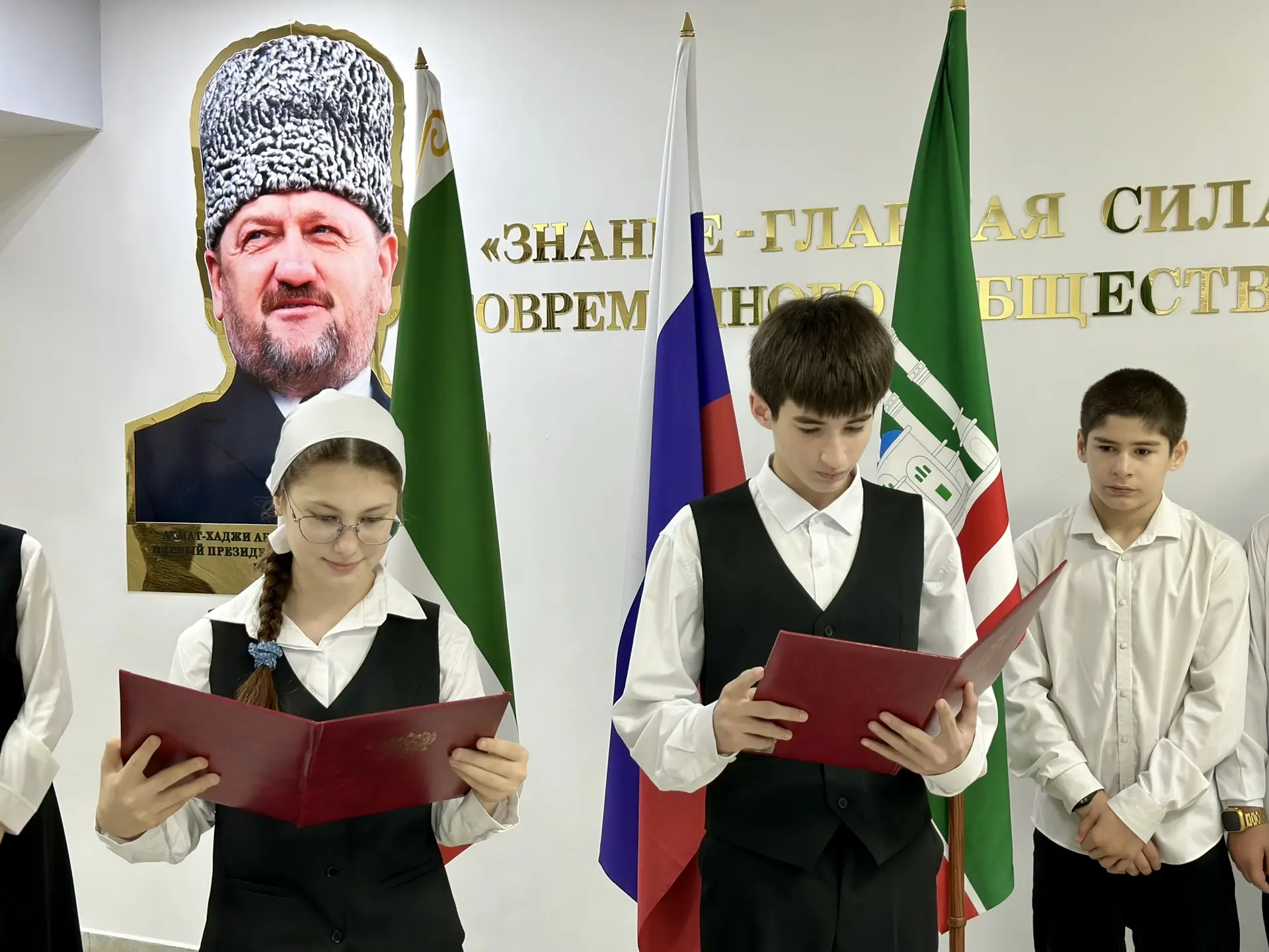 В МБОУ «Гимназия № 4» г. Грозного состоялась традиционная торжественная линейка, посвящ...