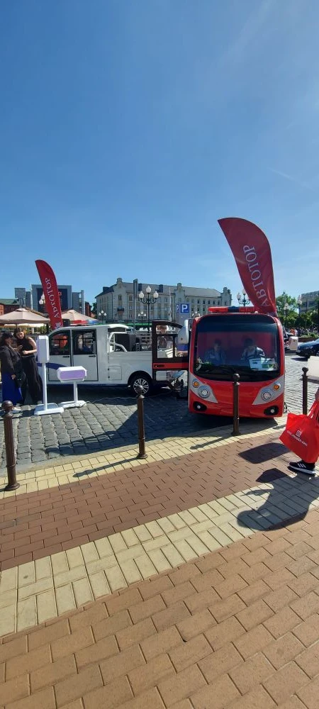 Выставка малышей электромобилей "Автотора" на Площади Победы😍🚙 очень много разных моделей: полиция, 