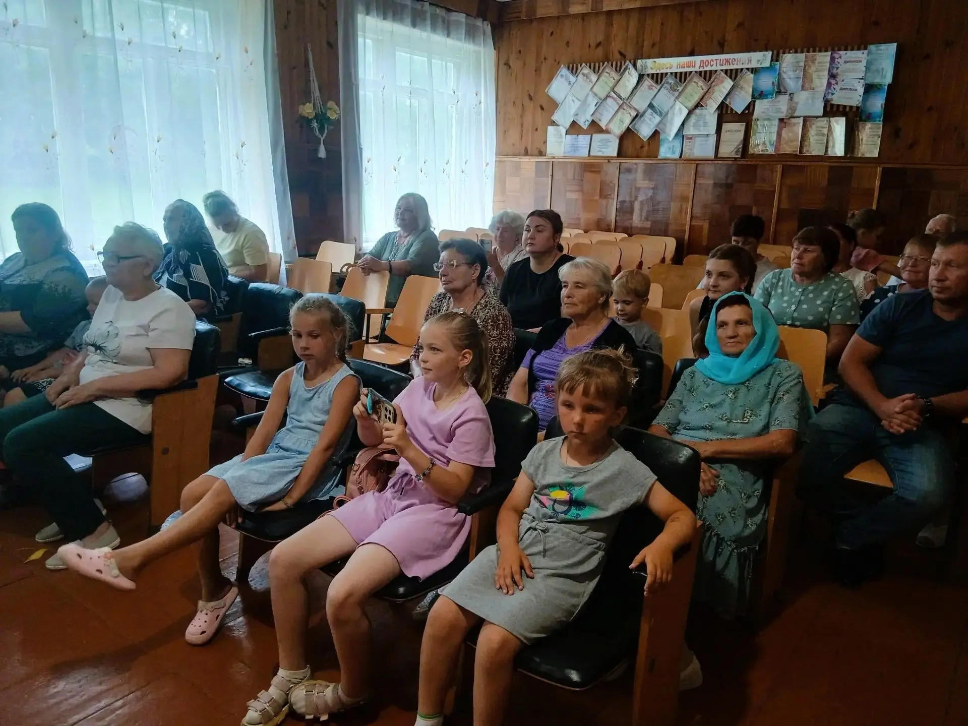 В Николаевском сельском клубе прошел праздничный концерт «Музыкальная капель лета».
В зале было по-н