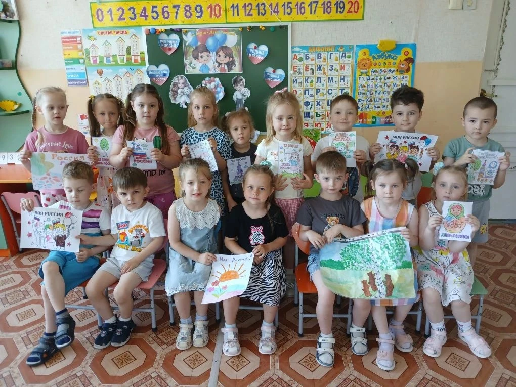Нам праздники для радости даны,
Мы знаем их немало, самых разных,
Но День России, день родной страны