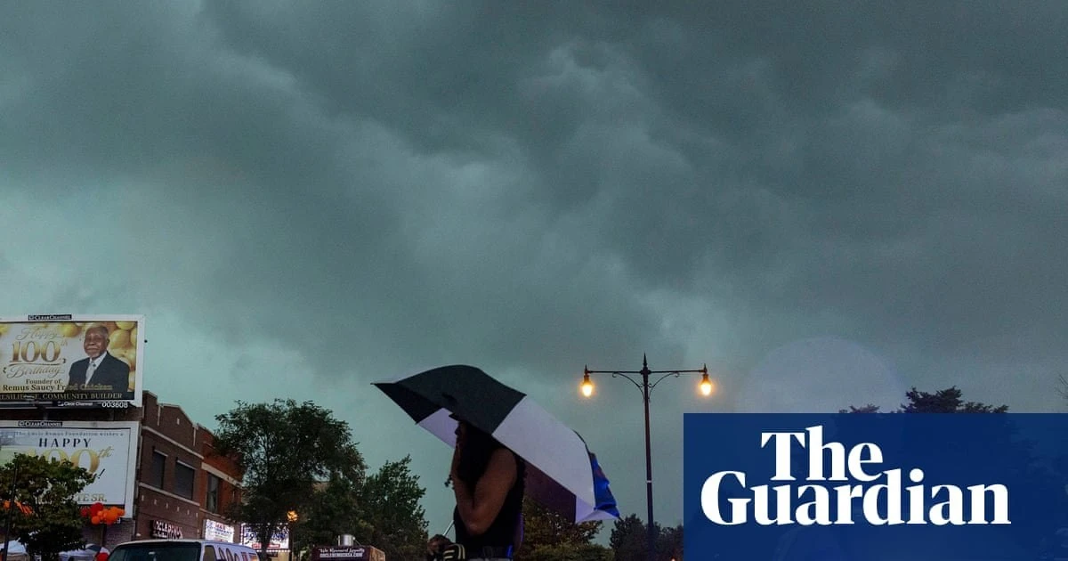 The Guardian: Мощные штормы на Среднем Западе США унесли жизни троих человек и оставили...