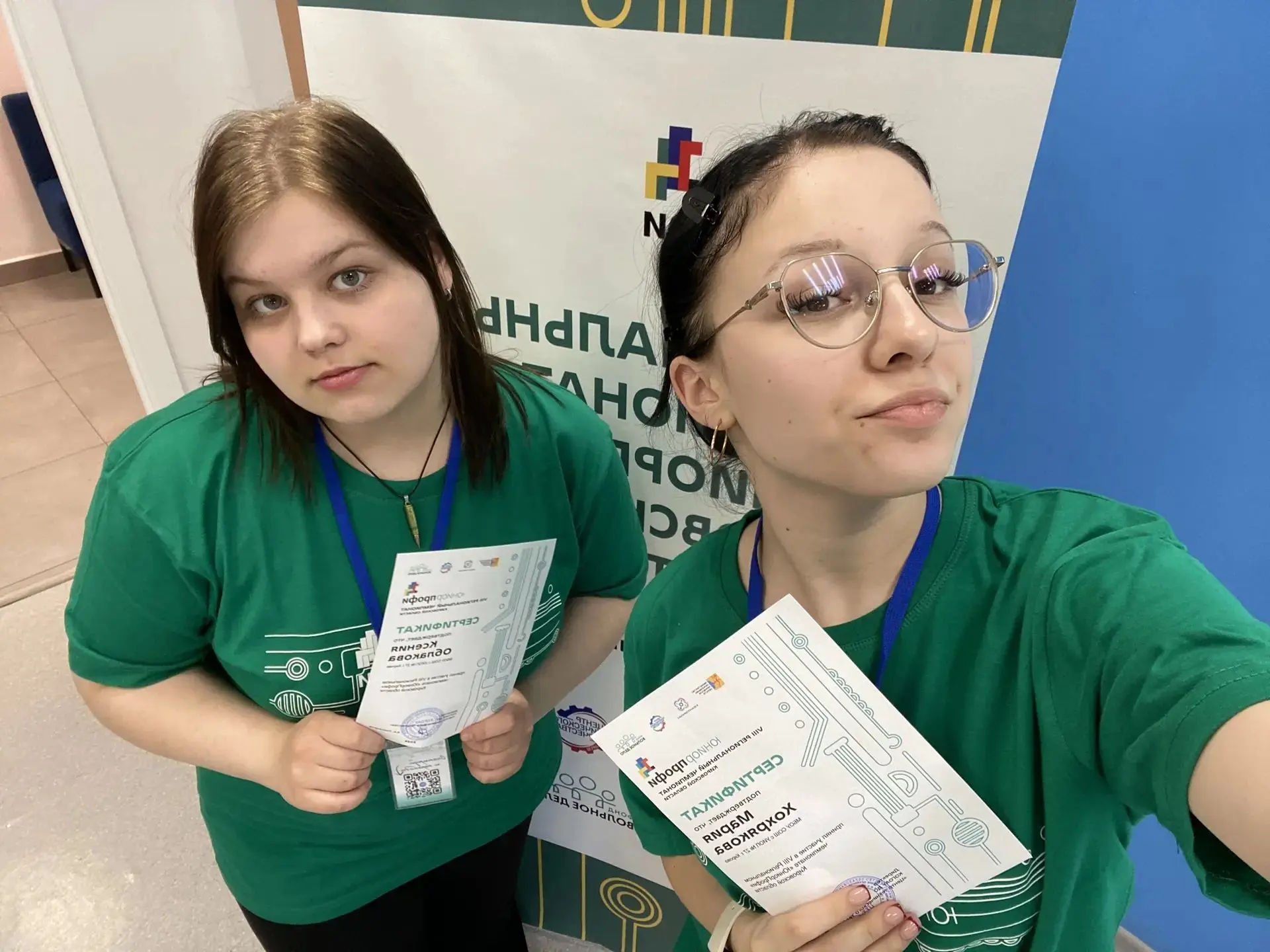 Всем-всем добрый день!  Мы — команда школьного медиацентра #всегдаонлайн: 📍 Ксюша Облакова (8М). 📍 М