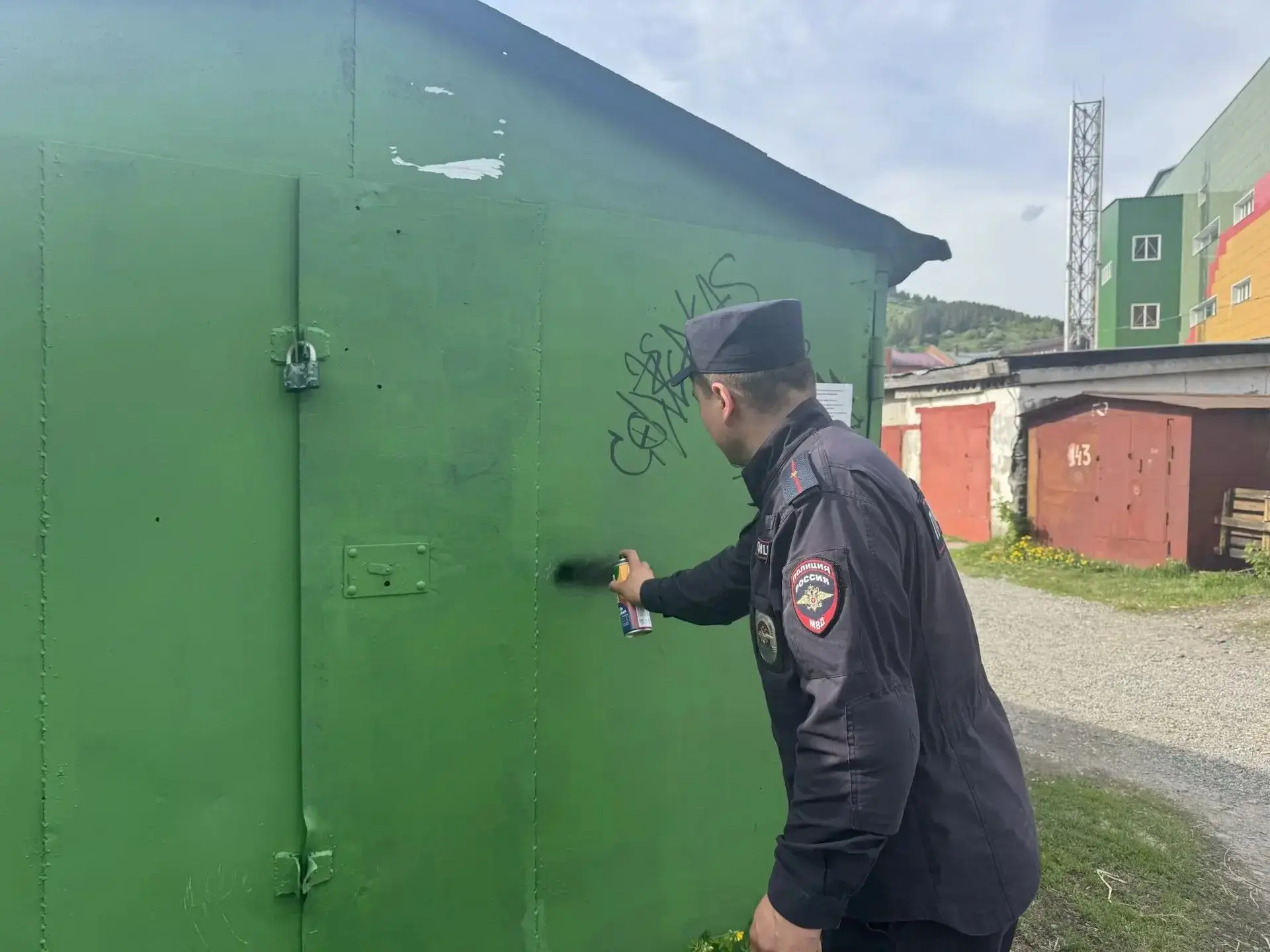 Более 40 надписей с рекламой наркотиков и незаконной подработкой закрасили во время рейда в Горно-Ал