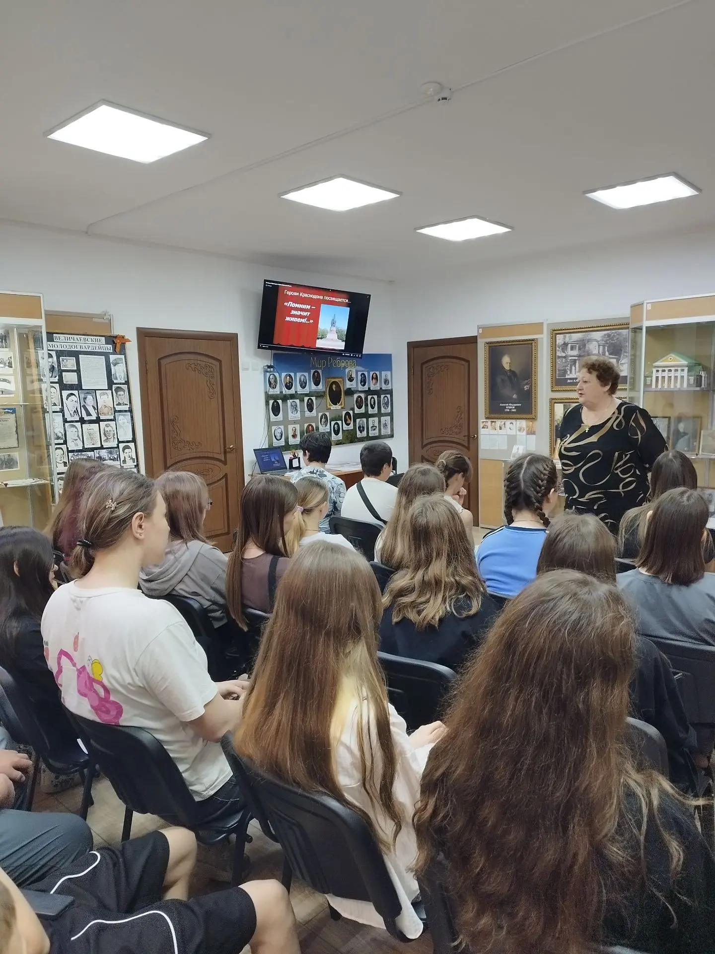 05.06.2026 г в МКУК ЛМО СК «ИКМ им. В.Р. Ясинова» открылась выставка «Комсомольско-моло...