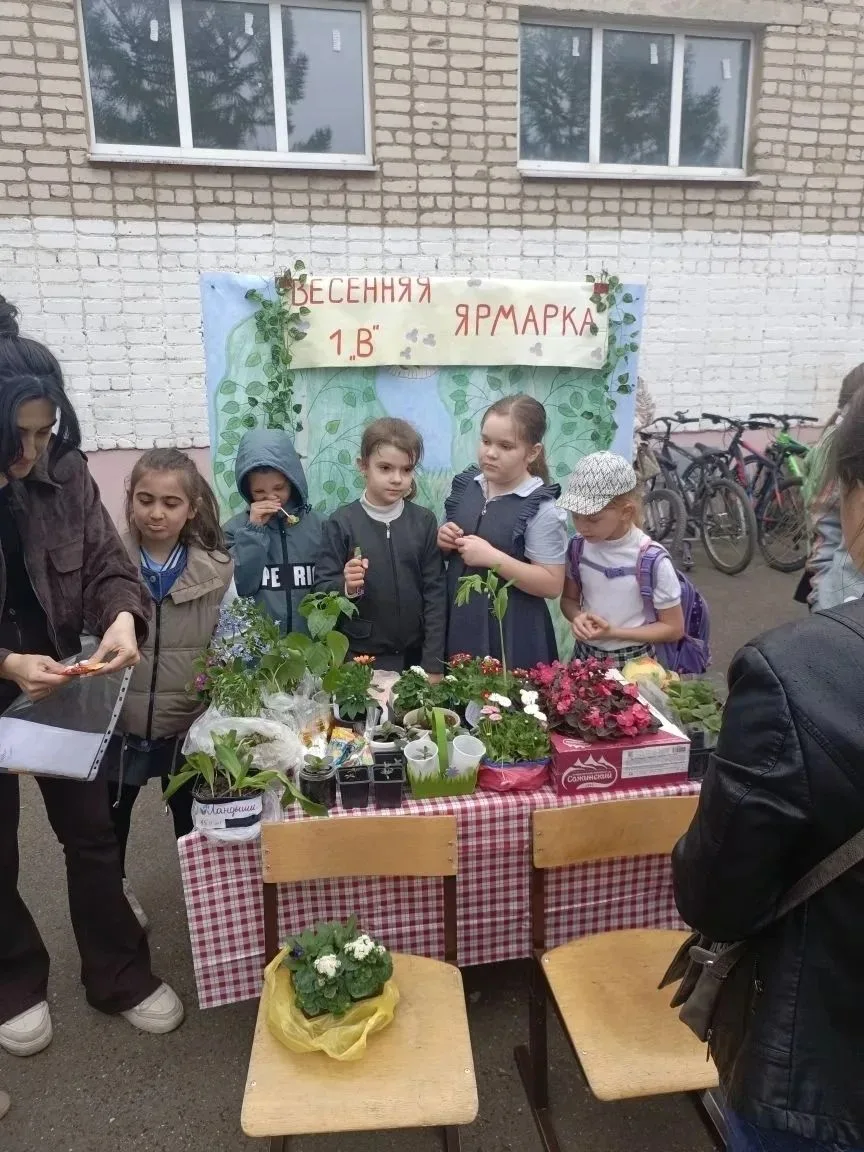 🌿 Весенний цветочный бум: как прошла благотворительная ярмарка! 🌿  ❤️ В школе царила настоящая атмос