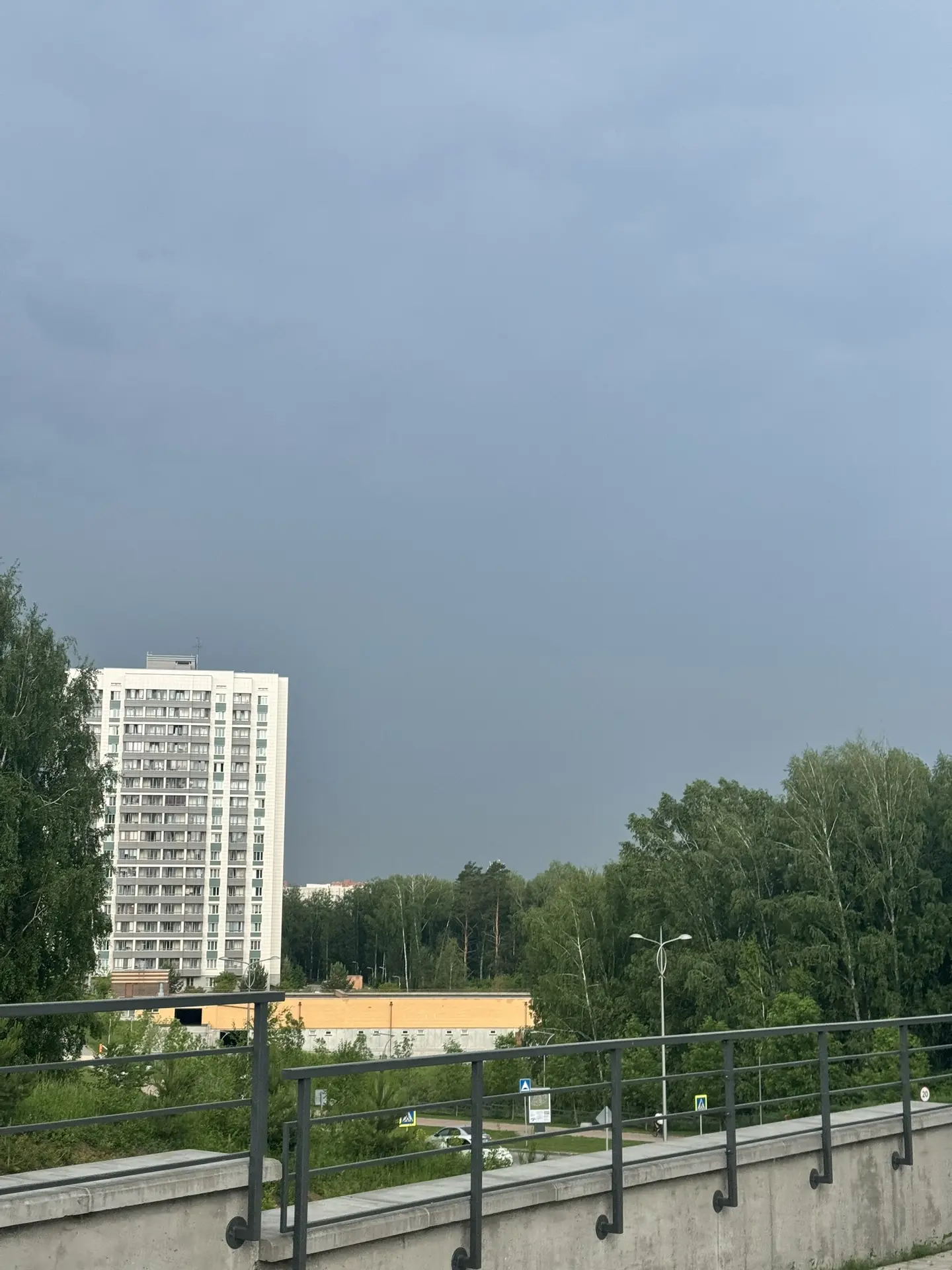 Рекомендации во время грозы и грома:

Избегайте воды, отключите электроприборы и не прячьтесь под од
