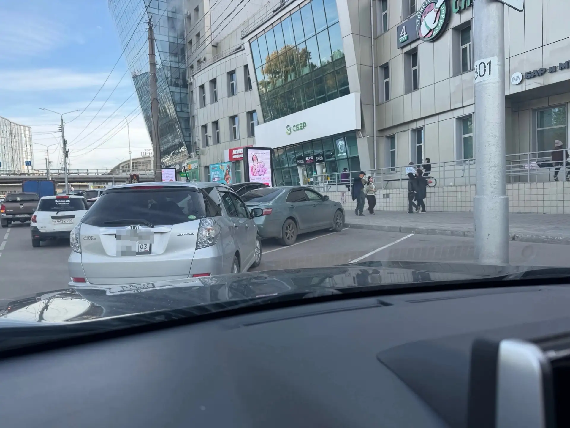 Вот так у нас бараны паркуются. Не дают заехать и сами не встают на платную парковк. Т**ри