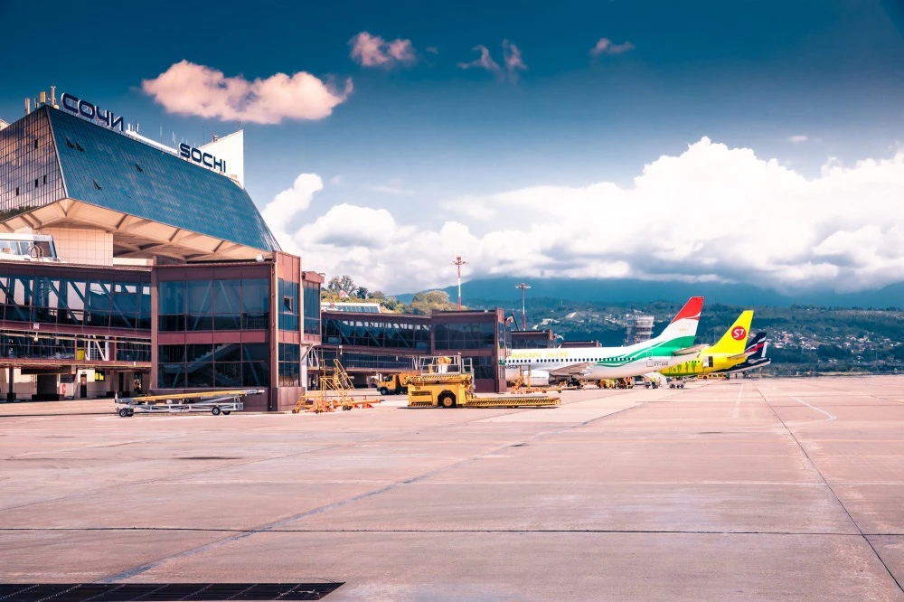 ✈️ Сочи начинается здесь: ворота в субтропики
Аэропорт Сочи (Адлер) — это не просто транспортный узе