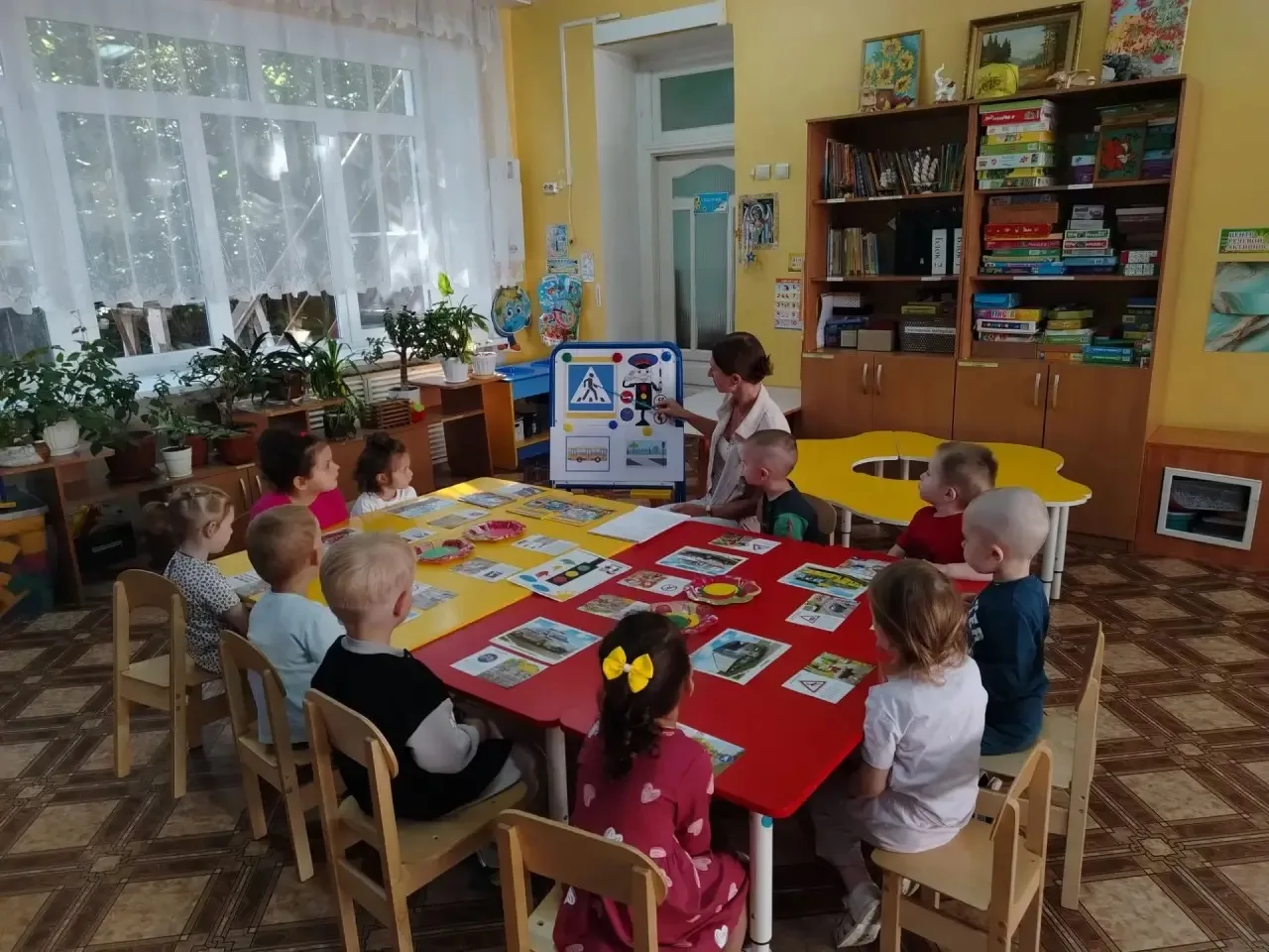 Уже в младшем дошкольном возрасте ребёнок должен знать, что такое дорога и каково её пр...