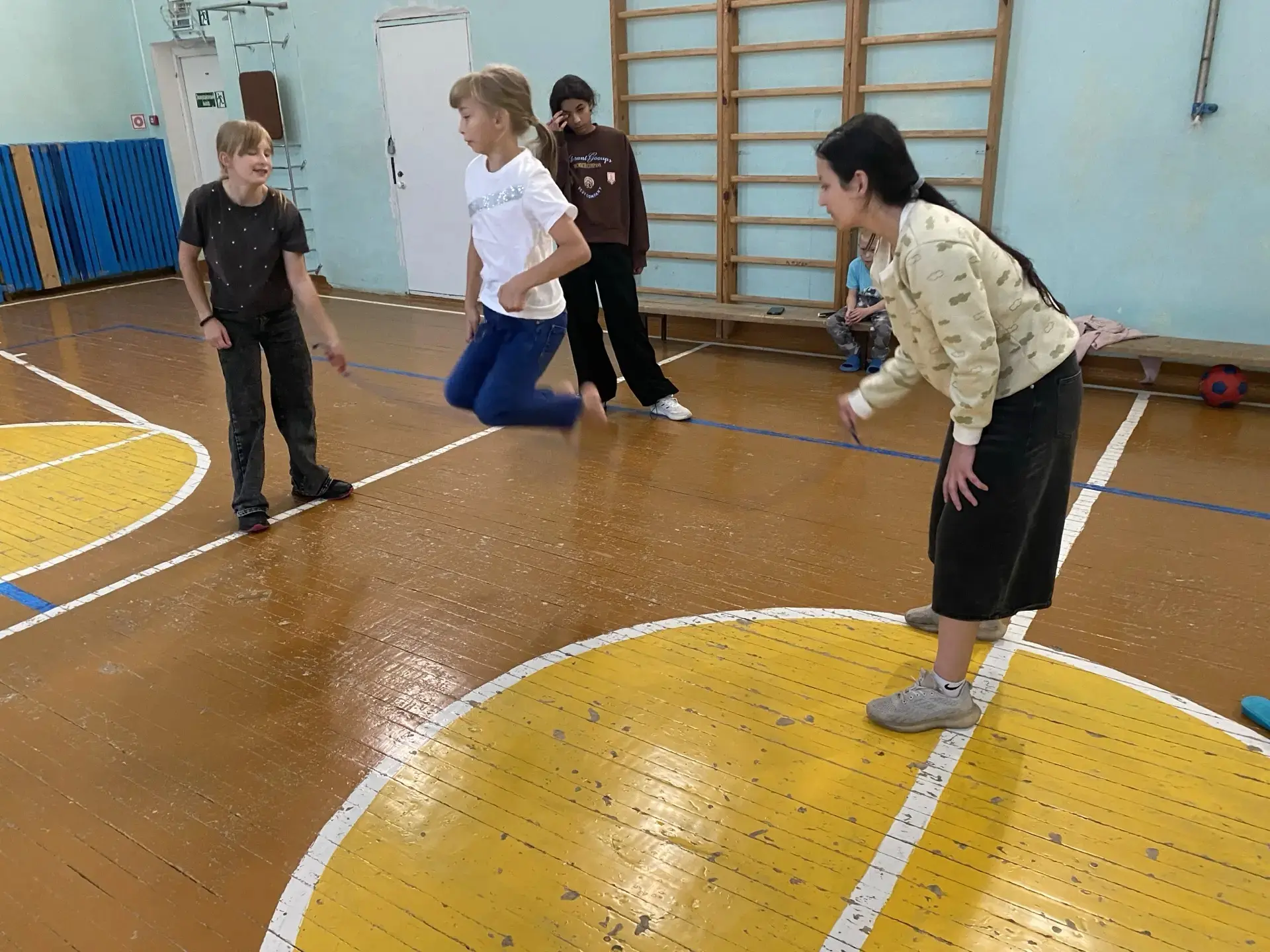 🤾️В спортзале наши ребята увлечённо занимаются спортивными играми, потому что их энерг...