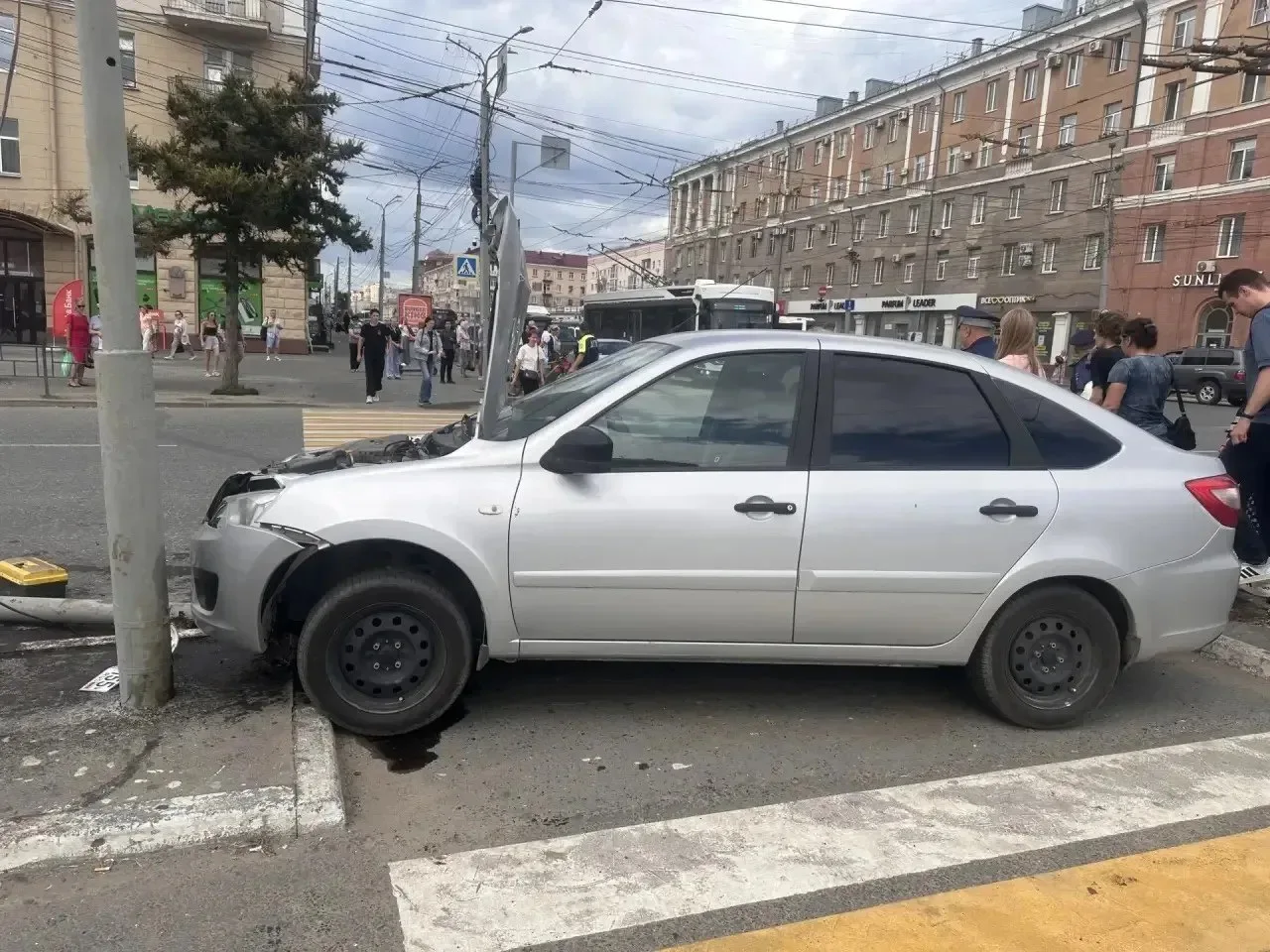 Водителю, сбившему пешеходов в Омске, стало плохо с сердцем, сообщили в СК.