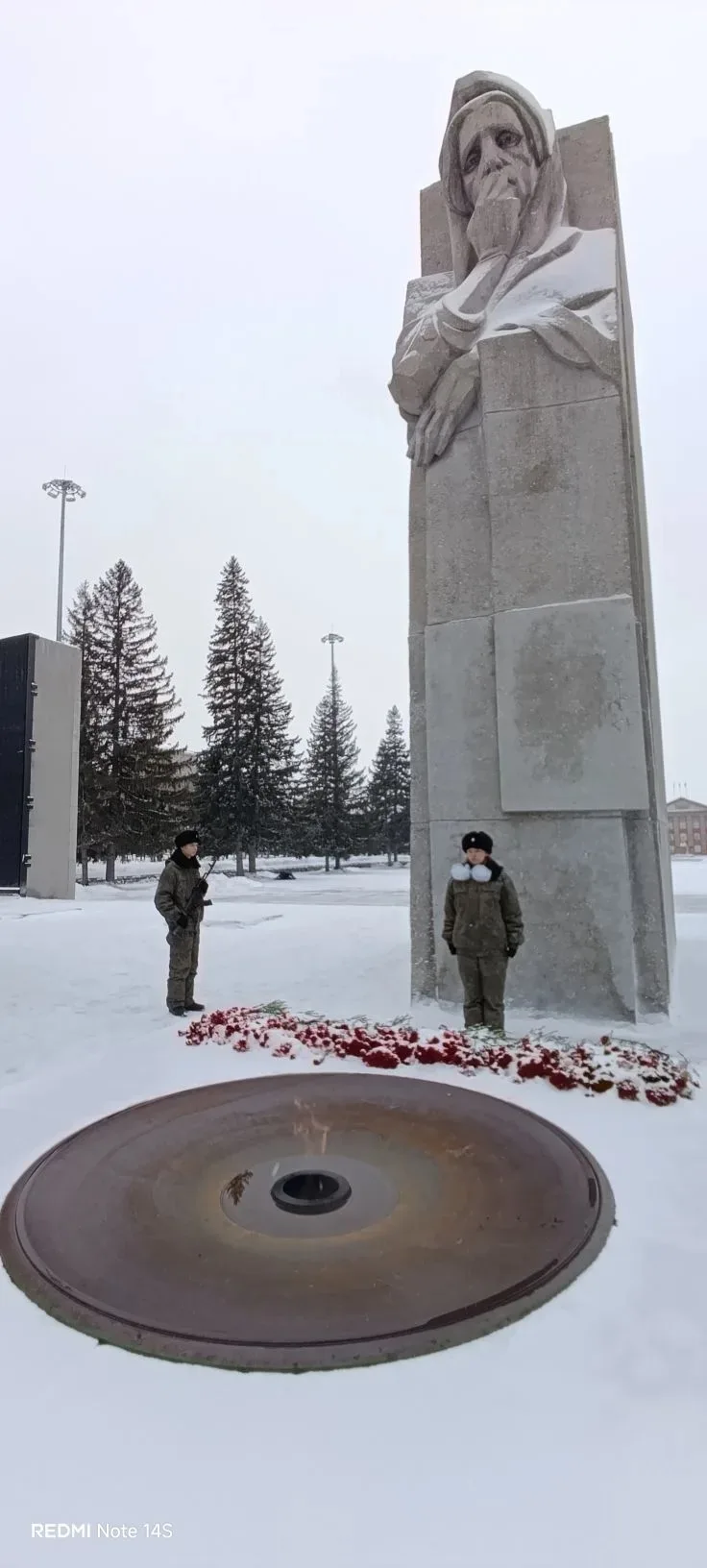 🔁 Репост:  🇷🇺В предпраздничные дни Вахту Памяти несли курсанты караула МАОУ СОШ № 222 Центрального о