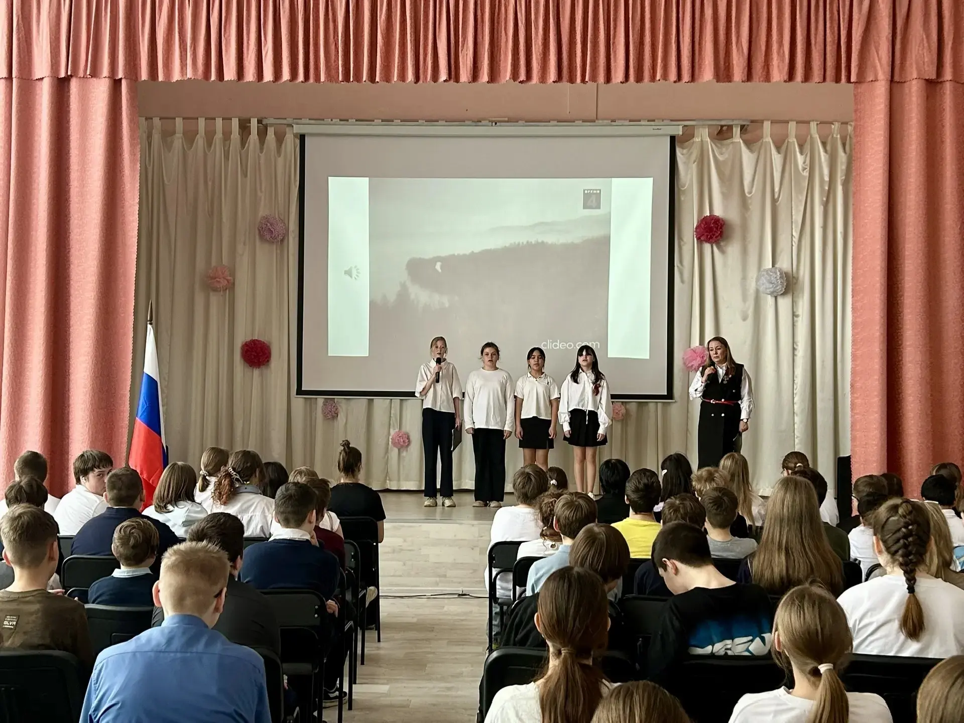 🚩🚩🚩Предпраздничная неделя началась в корпусе А с разговора о важном на тему "Песни военных лет".   В