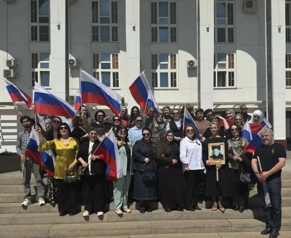 В Махачкале состоялось масштабное шествие «Бессмертного полка», объединившее свыше 30 т...