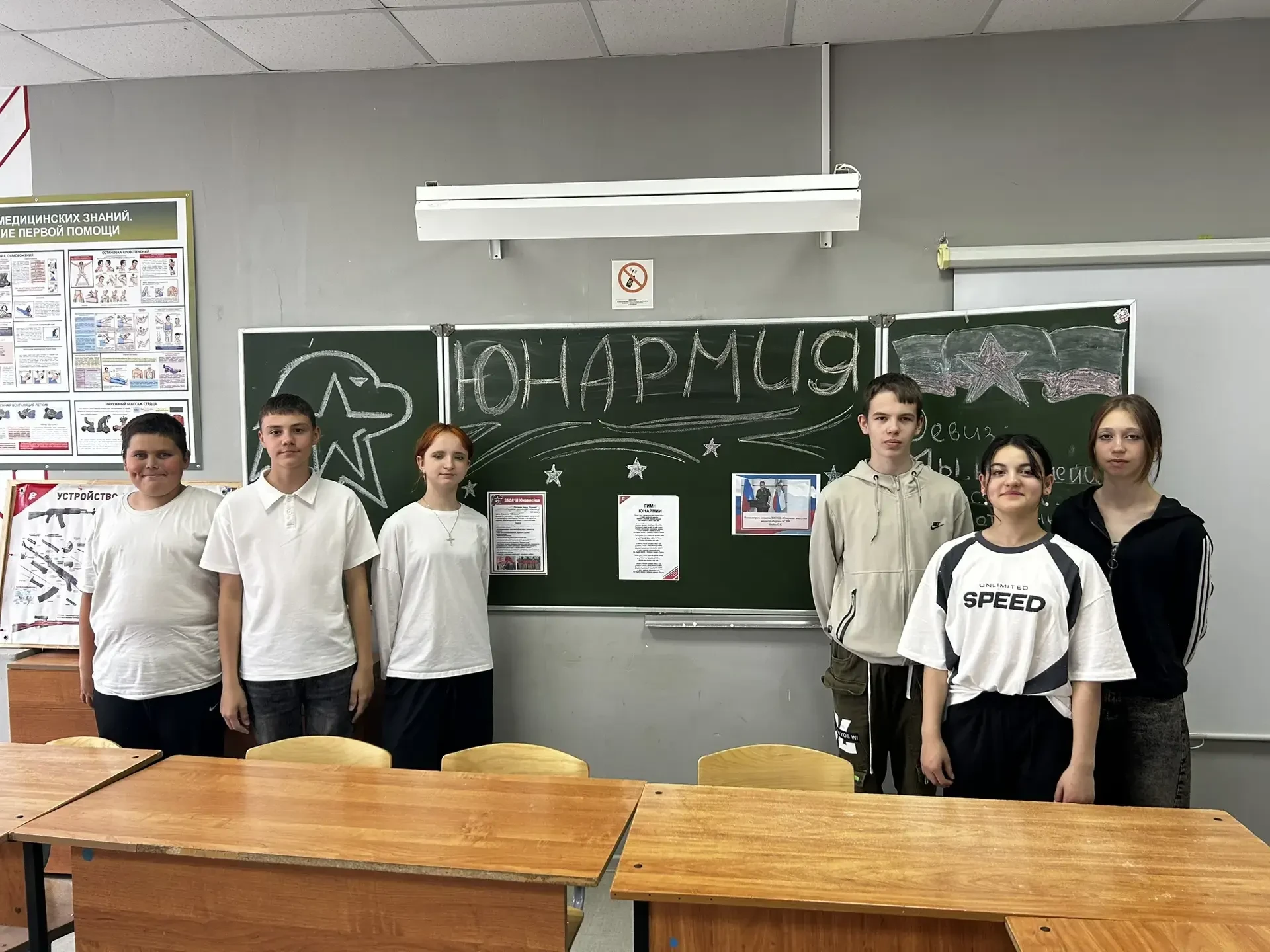 В пришкольном лагере «Солнышко» у отряда «Юнармия» появился свой уютный уголок! Ребята ...
