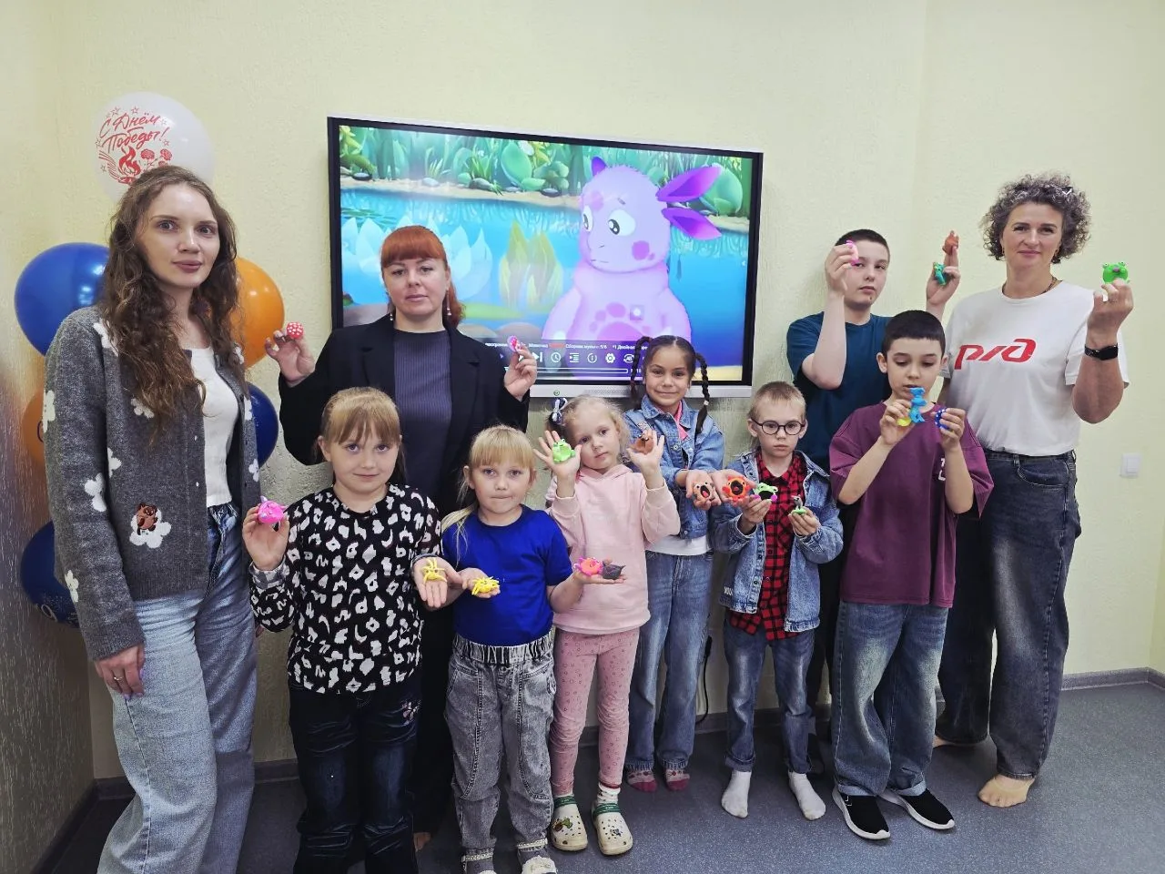 Праздник детства👍 Волонтеры РЖД подарили радость творчества и сладкие сюрпризы.