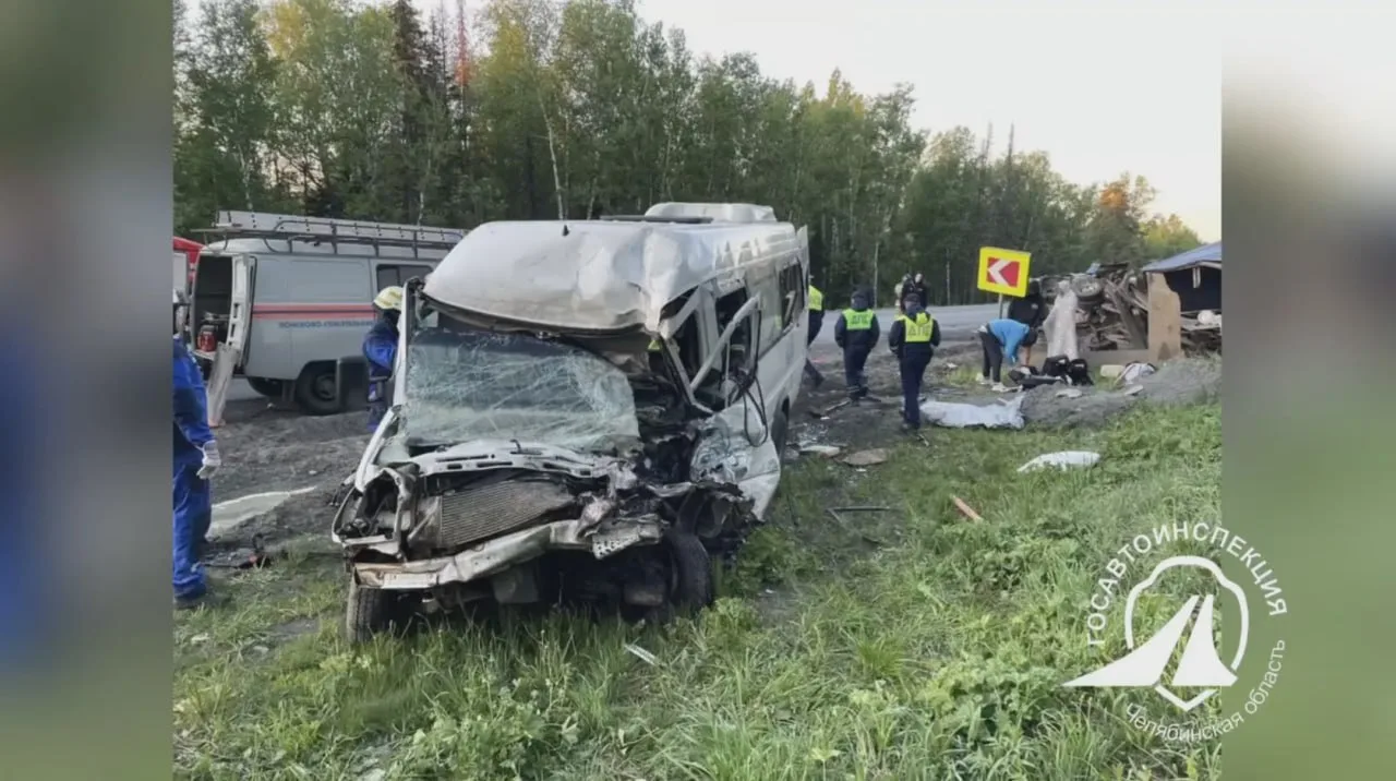 ‼️ Микроавтобус врезался в грузовик под Златоустом: водитель погиб, пять человек ранены  Сегодня в 4