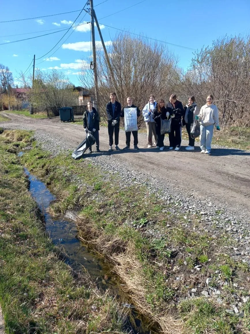 🌿✨  В нашем селе прошли субботники по уборке территории! 🧹🌳 Участвовала вся школа — ...