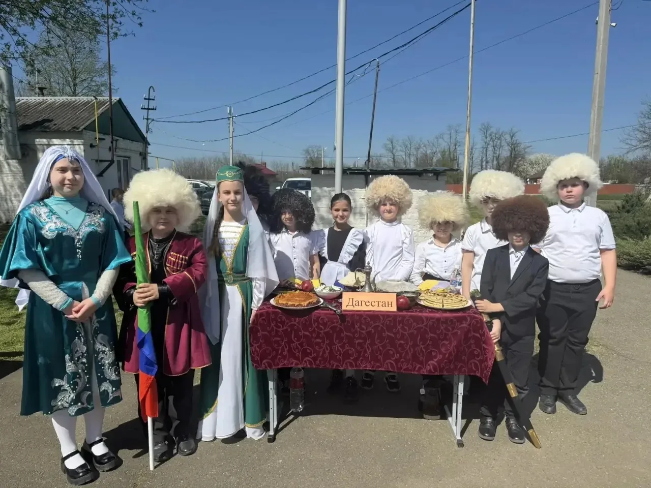 В МБОУ ООШ № 9 имени А.П .Маресьева.,прошло масштабное мероприятие 🎊, посвящённое ярмарке народов и 