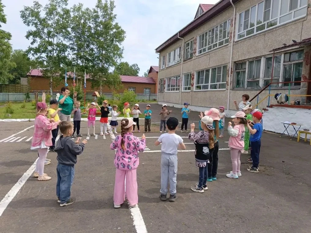 🎉 Прошёл праздник, посвящённый Дню семьи, любви и верности, в средней и старшей группах! 🎉