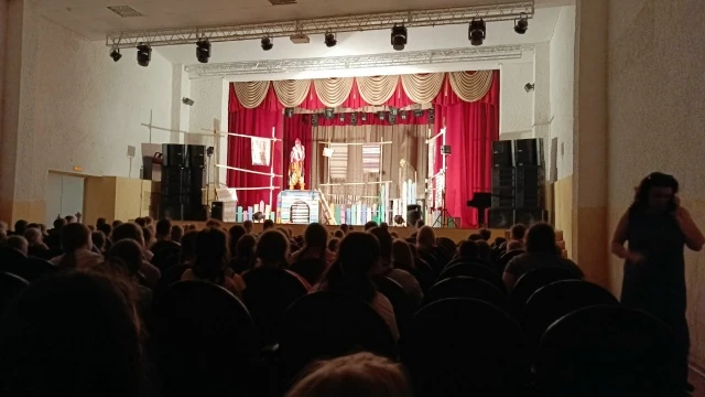 🎭 Лапы, крылья и хвосты: битва за будку! 🐓🐱🐶