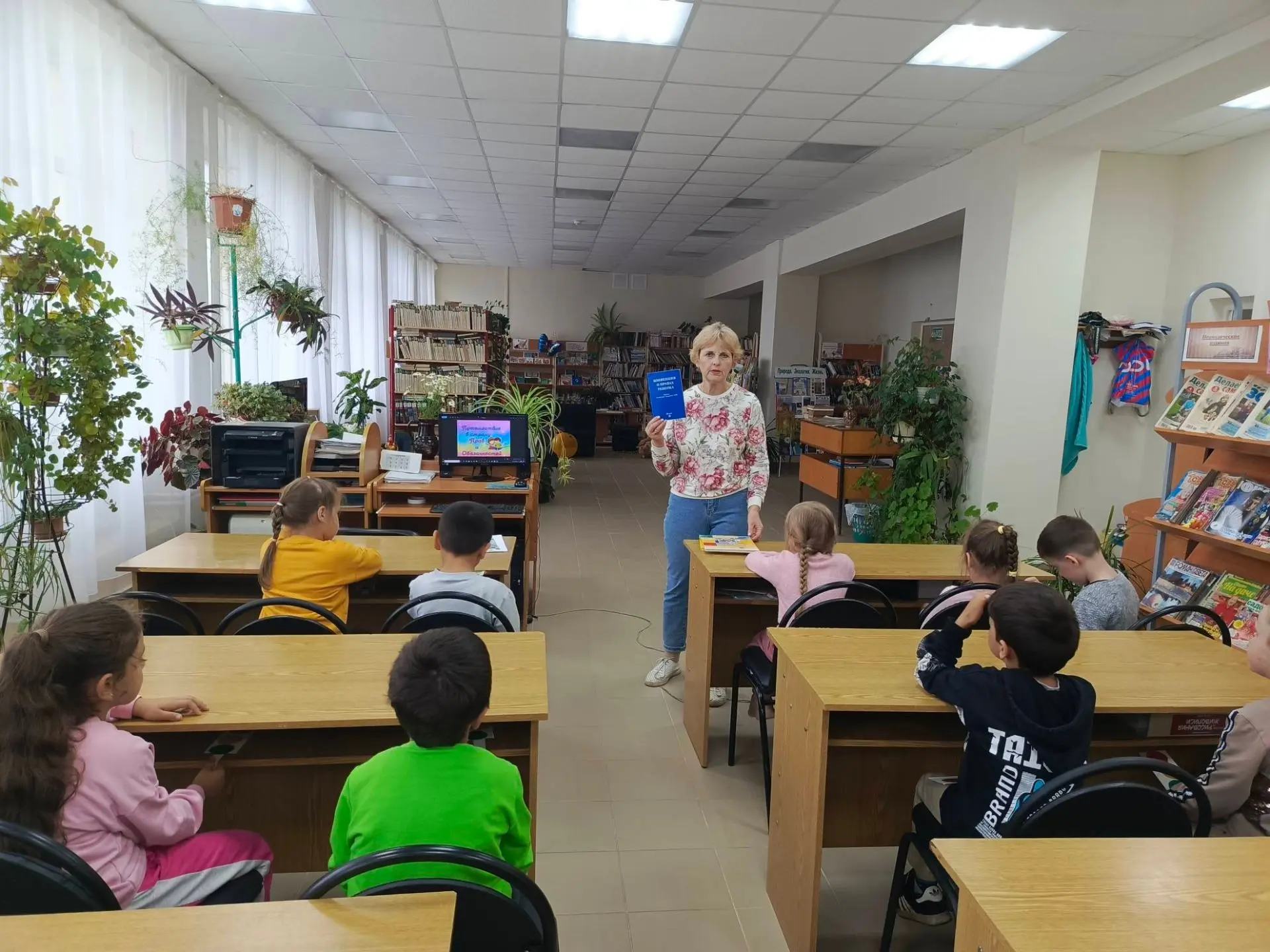 В Неделинской сельской библиотеке для детей прошёл тематический час «В страну прав и обязанностей».
