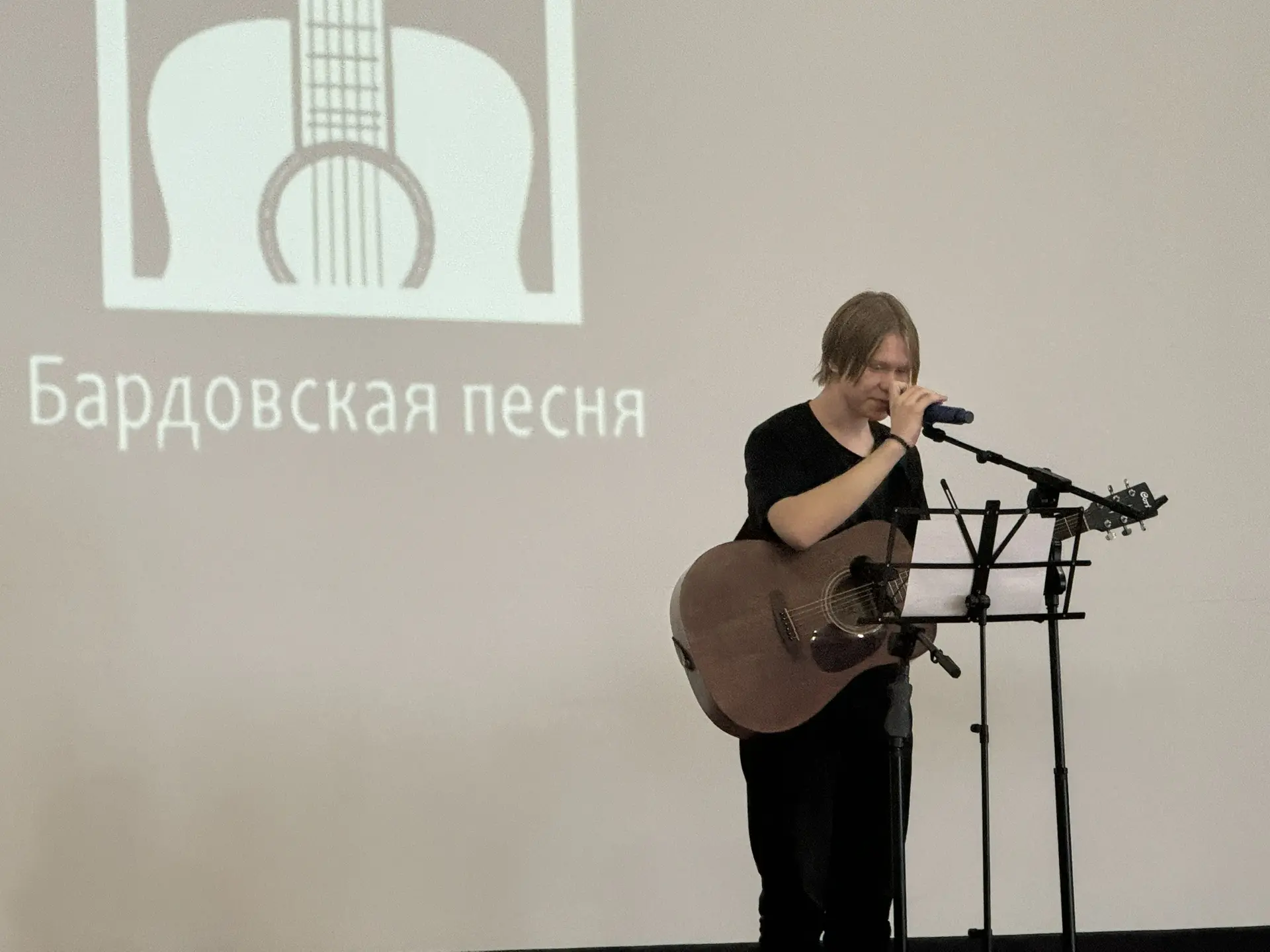 🎤Открытый микрофон  В рамках проектной деятельности ученик 10а класса Соловьев Данила провел творчес