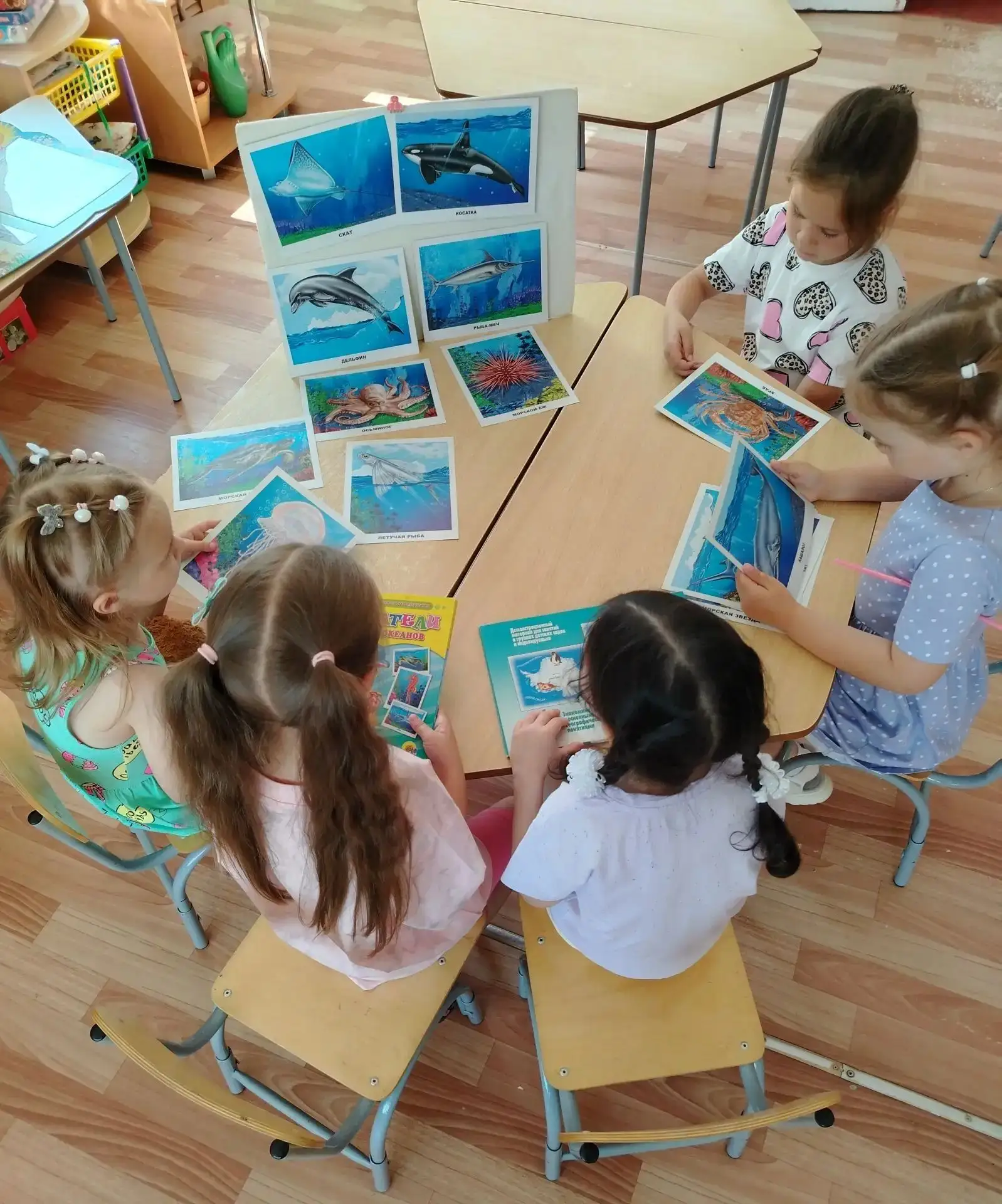 🌊 Волшебный подводный мир своими руками! 🌊

В средней группе наши юные «Эколята» устроили настоящу
